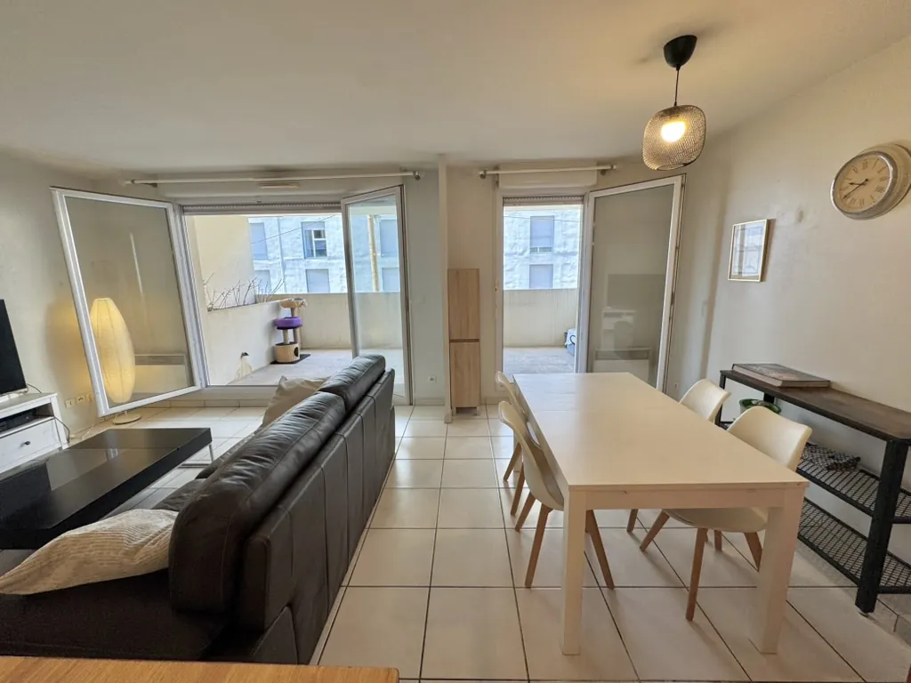 Appartement T3 avec grande terrasse et balcon à Marseille 5ème 