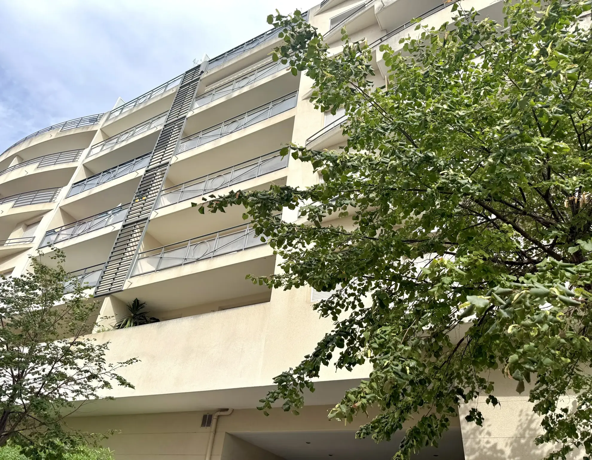 Appartement T3 avec grande terrasse et balcon à Marseille 5ème 