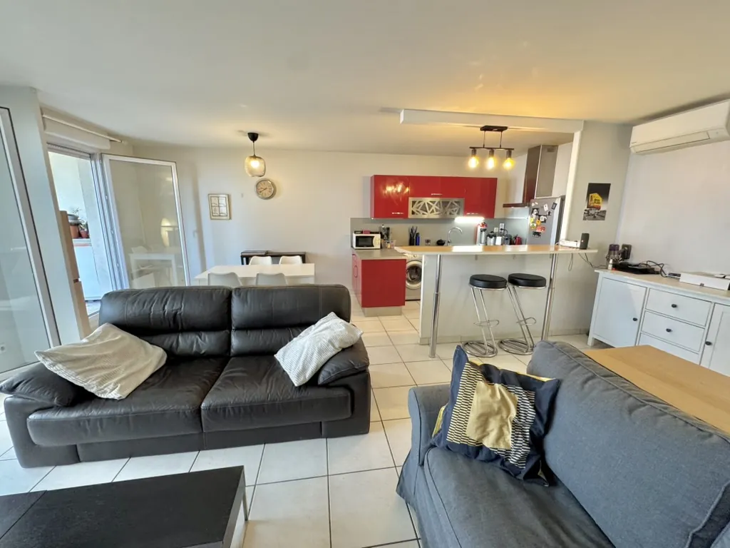 Appartement T3 avec grande terrasse et balcon à Marseille 5ème 