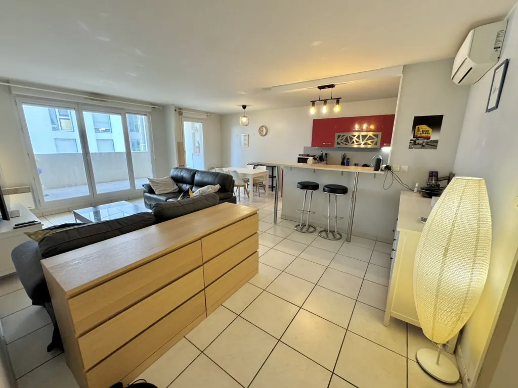 Appartement T3 avec grande terrasse et balcon à Marseille 5ème 