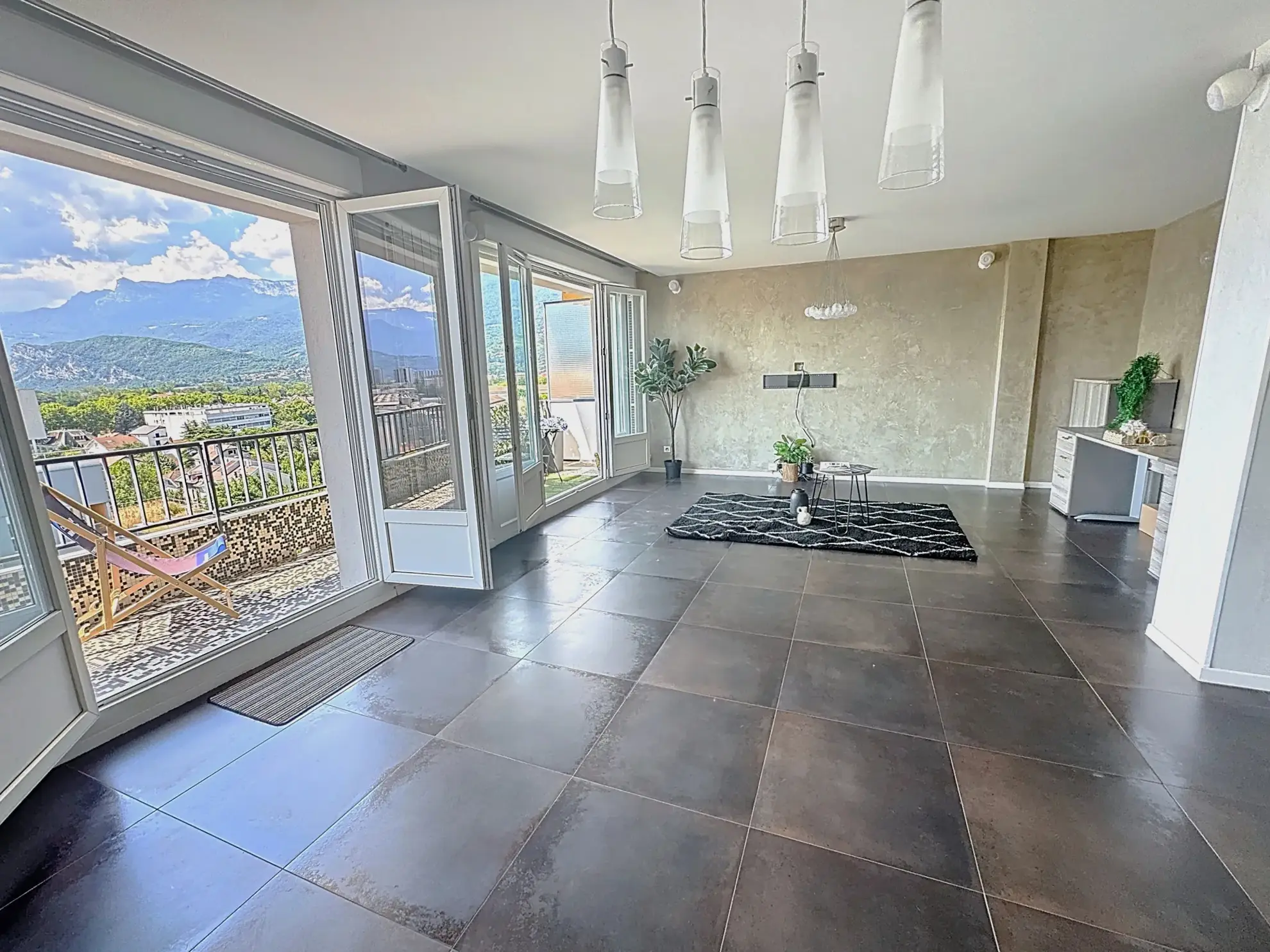 Appartement spacieux de 98 m² avec terrasse à Grenoble Libération, dernier étage avec vue panoramique 