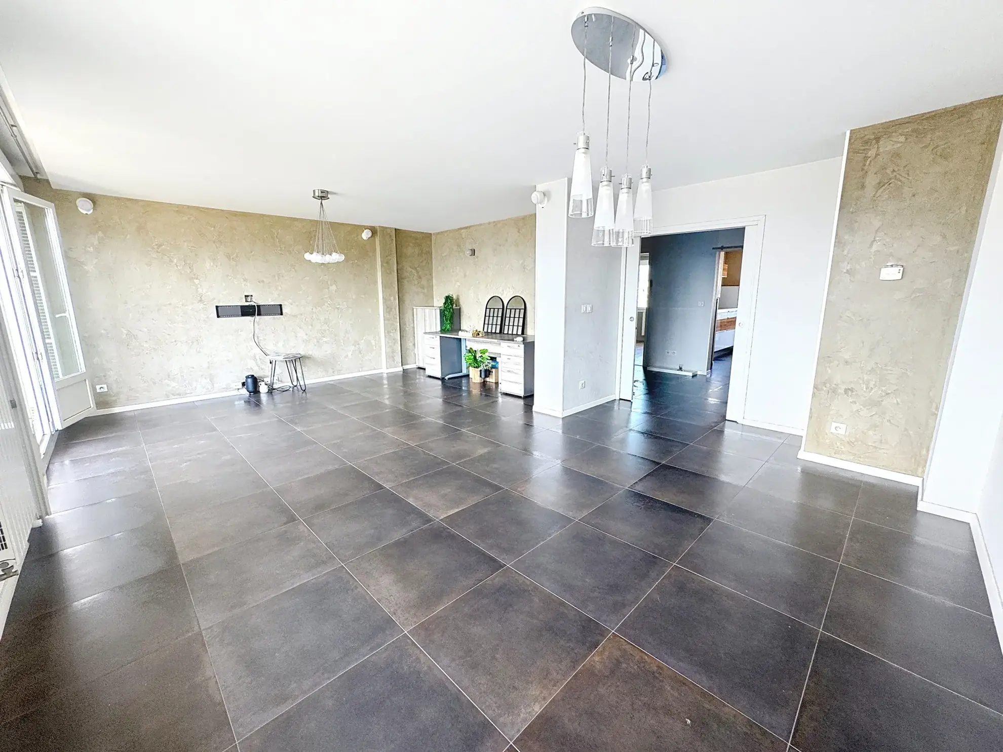 Appartement spacieux de 98 m² avec terrasse à Grenoble Libération, dernier étage avec vue panoramique 