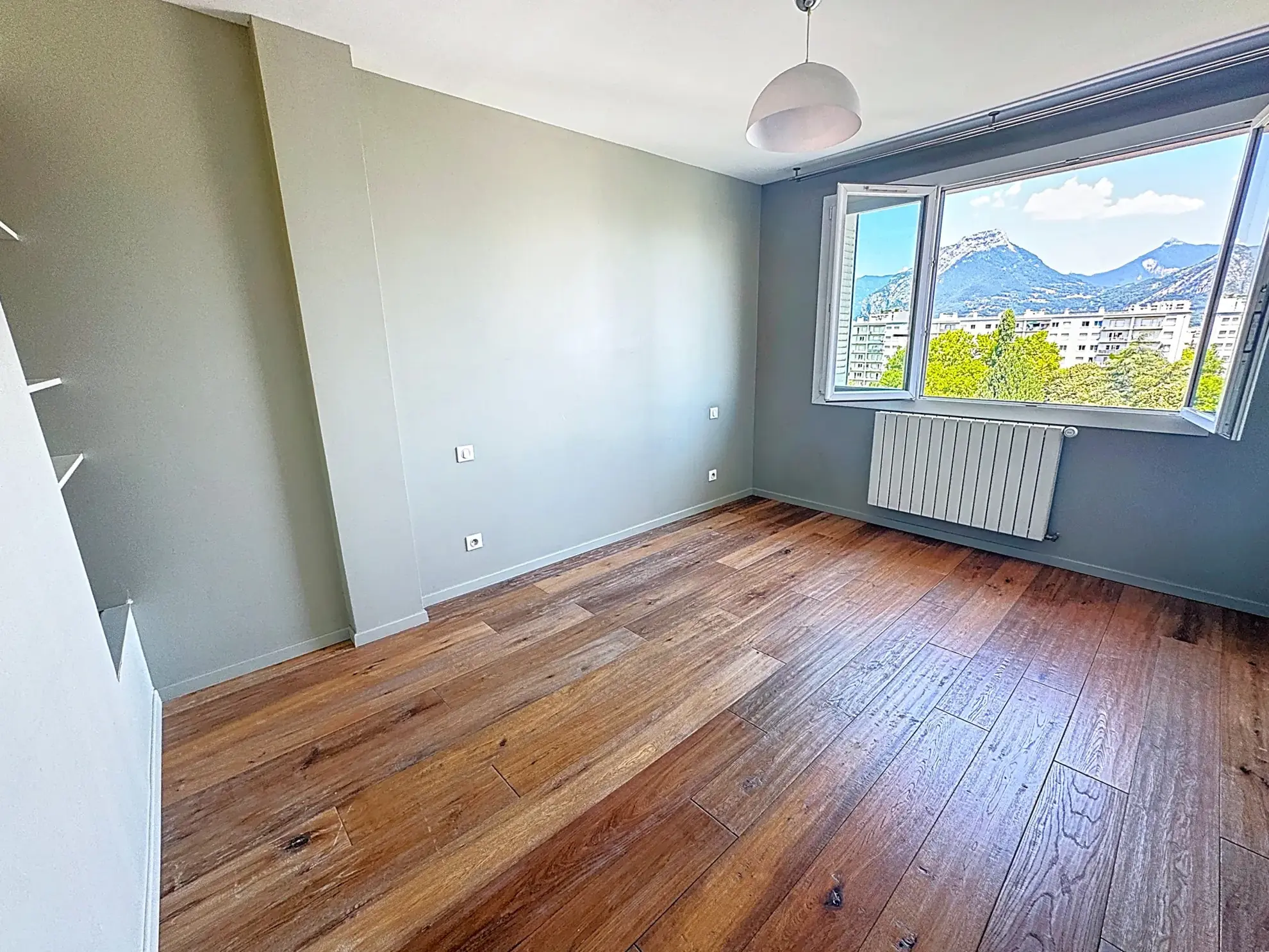 Appartement spacieux de 98 m² avec terrasse à Grenoble Libération, dernier étage avec vue panoramique 