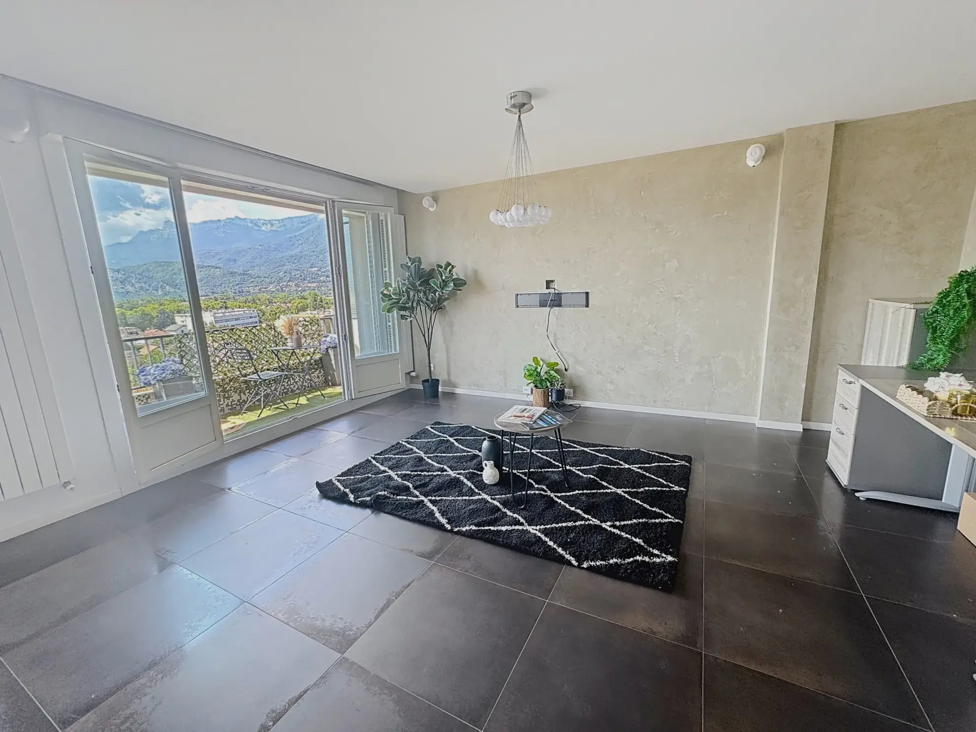 Appartement spacieux de 98 m² avec terrasse à Grenoble Libération, dernier étage avec vue panoramique 