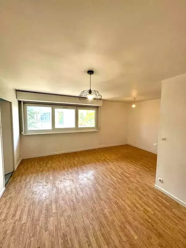 Appartement T2 de 58m² à La Courneuve avec parking privé près des transports