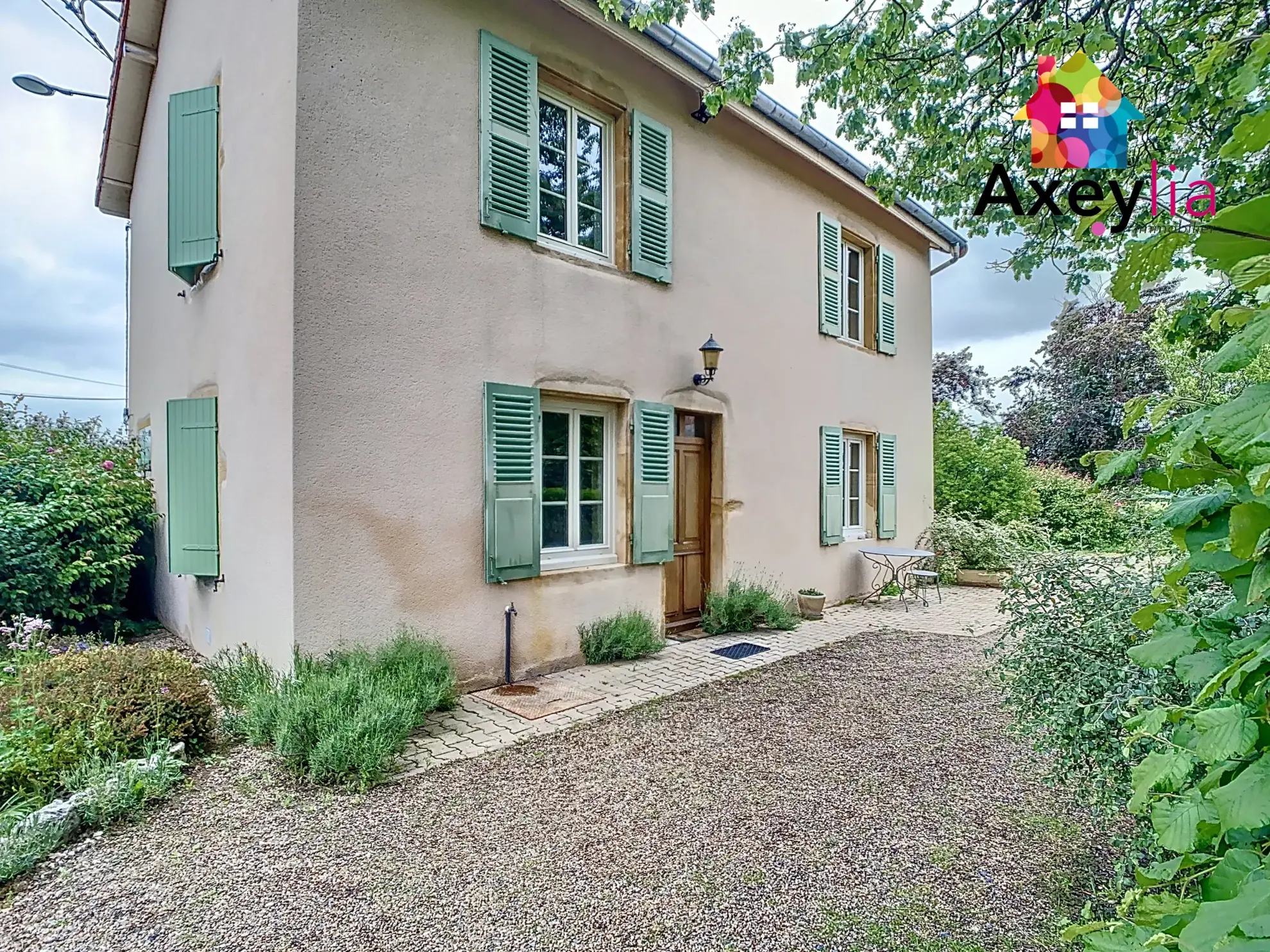 Maison ancienne à Mélay avec grange, terrasse et grand terrain - Opportunité à saisir 