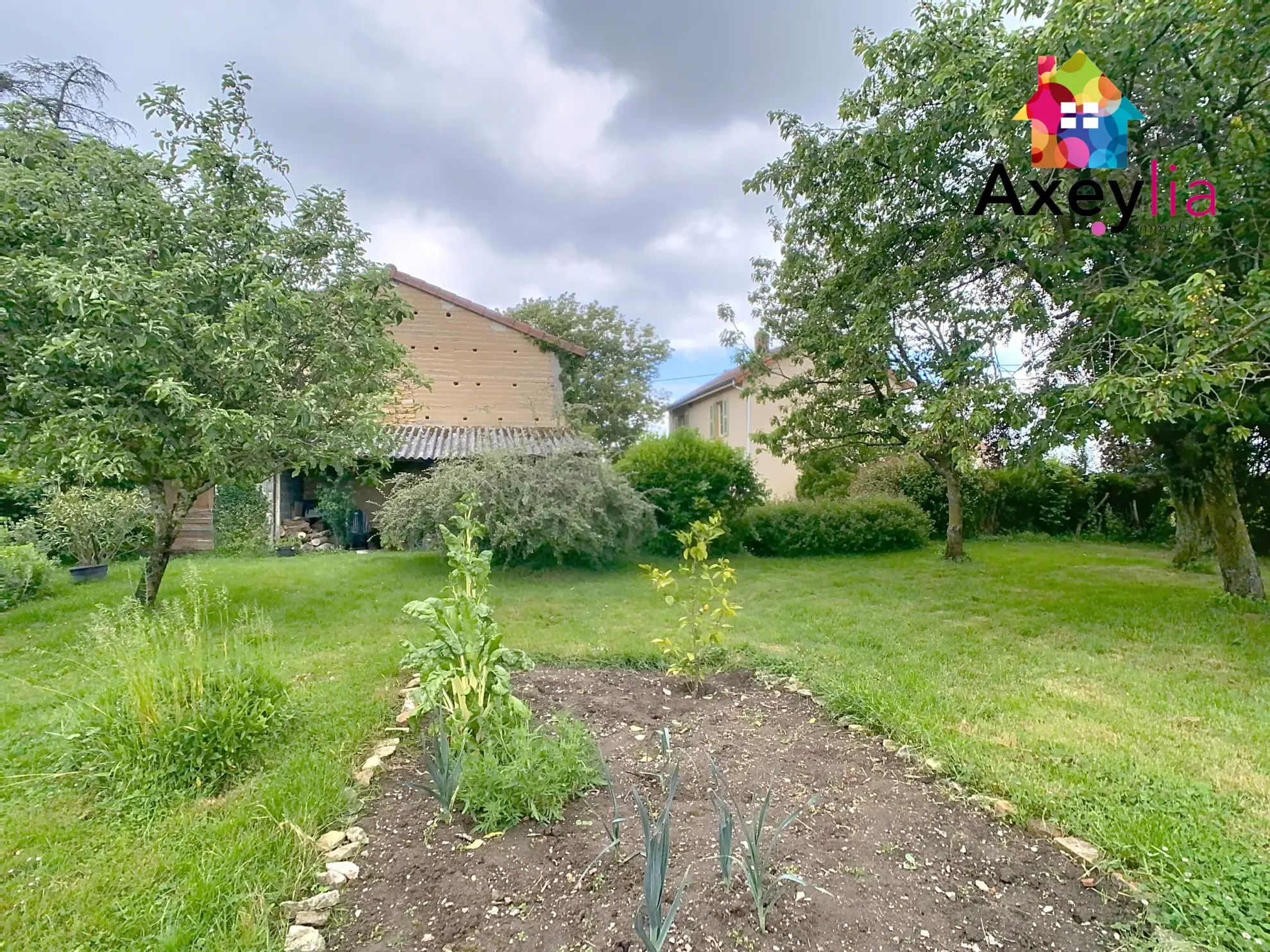 Maison ancienne à Mélay avec grange, terrasse et grand terrain - Opportunité à saisir 