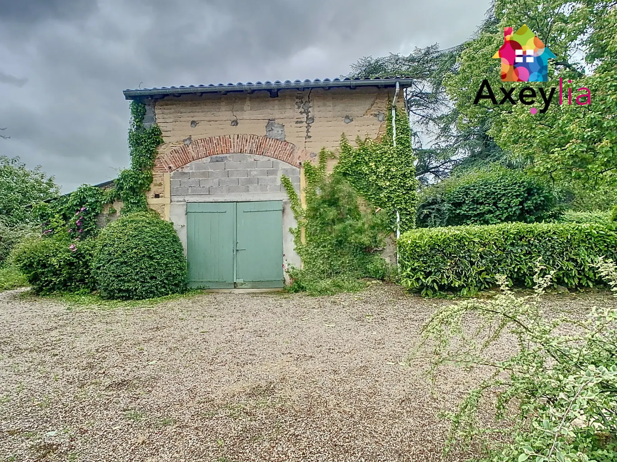 Maison ancienne à Mélay avec grange, terrasse et grand terrain - Opportunité à saisir 