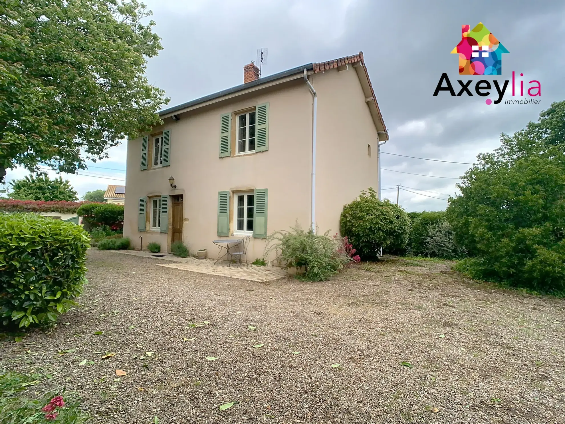 Maison ancienne à Mélay avec grange, terrasse et grand terrain - Opportunité à saisir