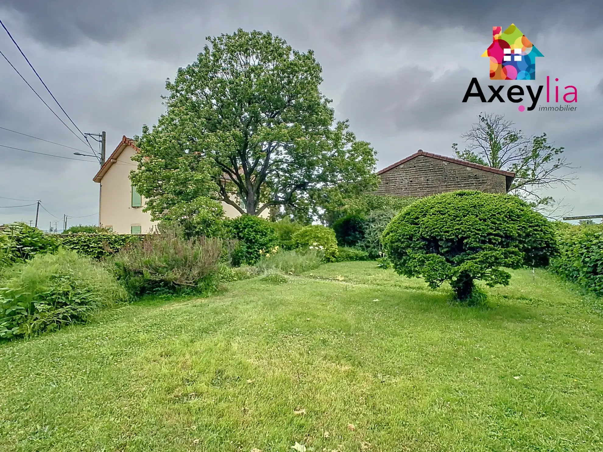 Maison ancienne à Mélay avec grange, terrasse et grand terrain - Opportunité à saisir 
