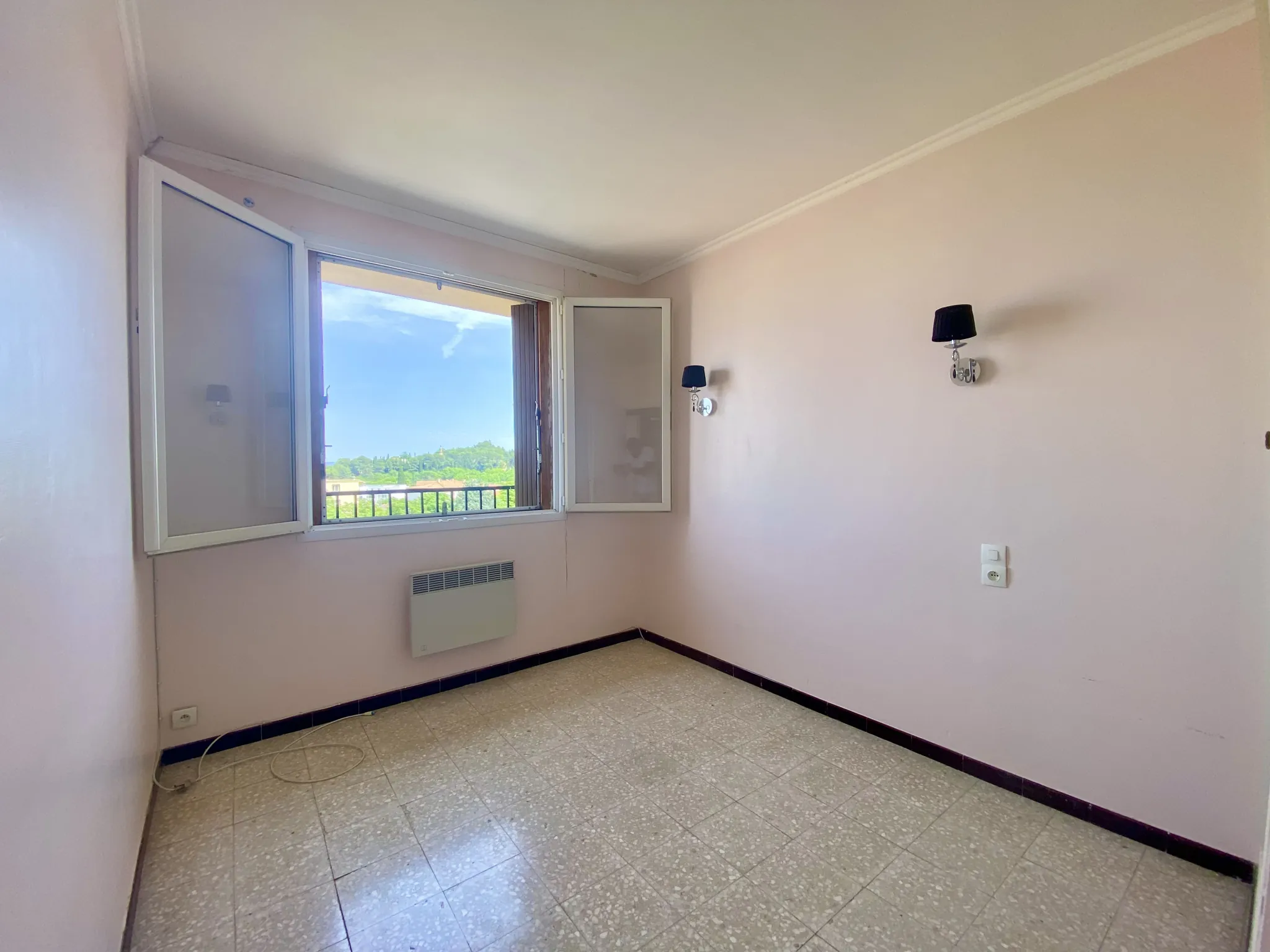 Maison lumineuse à Clermont l’Hérault avec potentiel et terrasse 