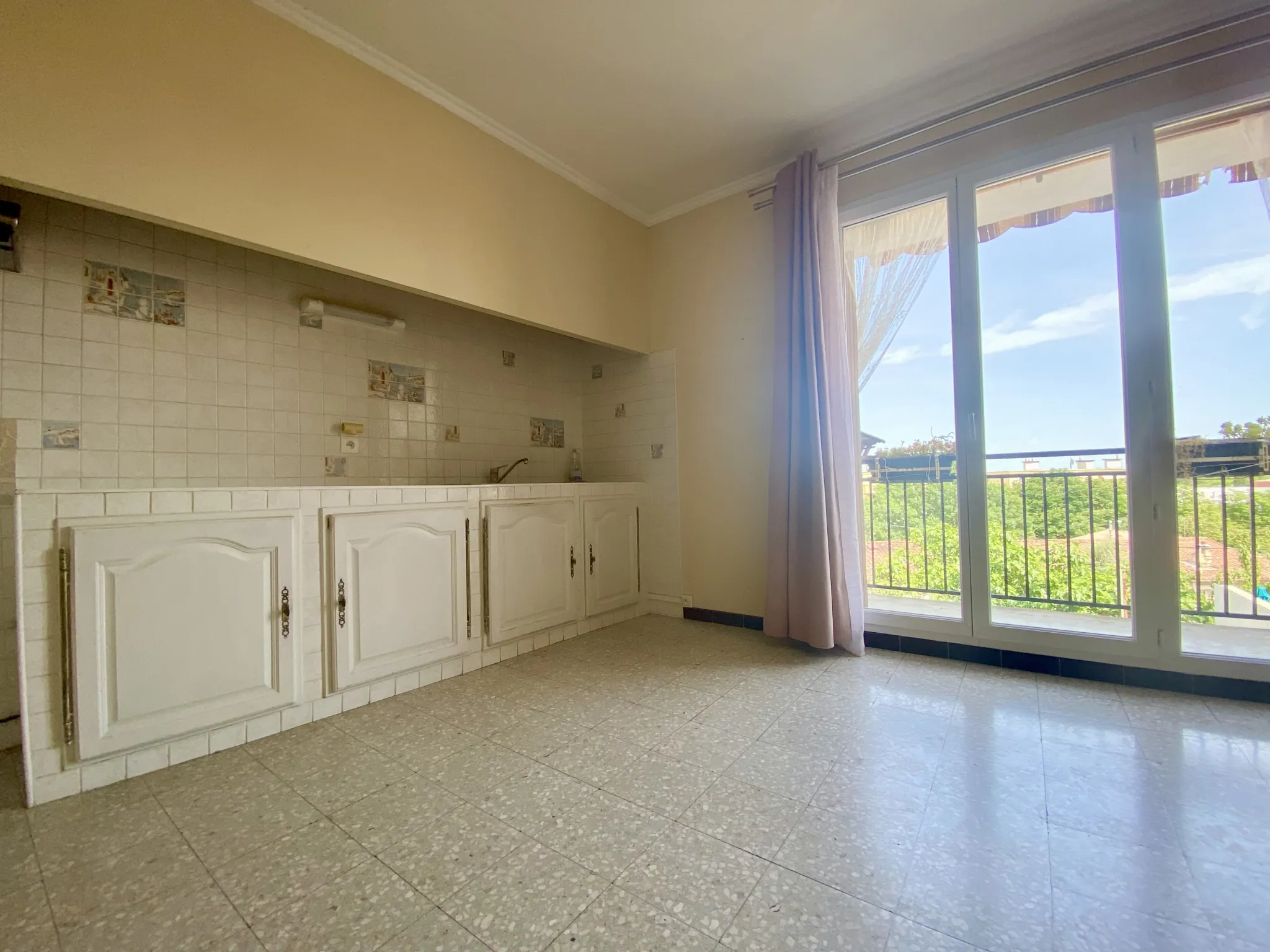 Maison lumineuse à Clermont l’Hérault avec potentiel et terrasse 