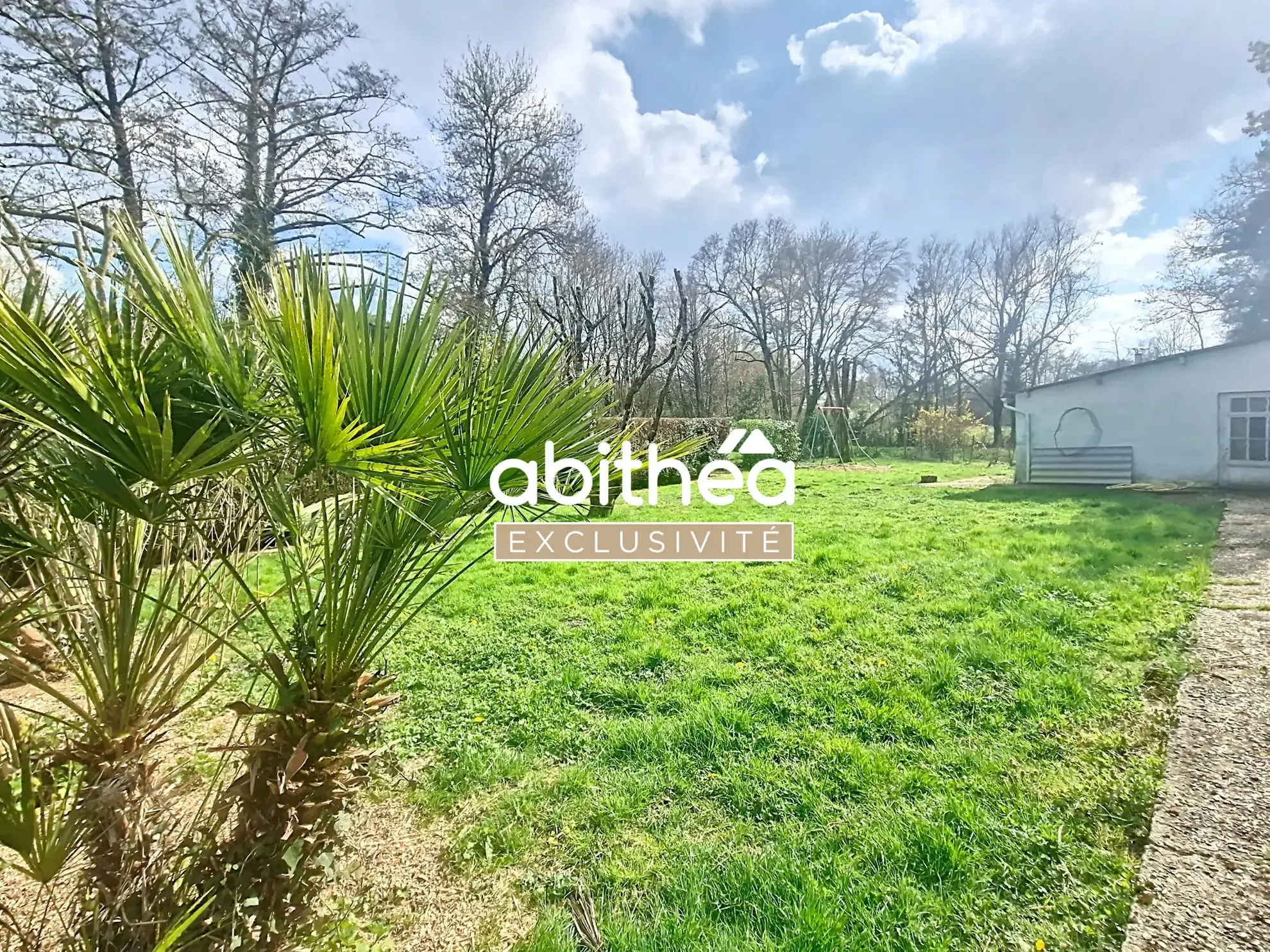 Maison charentaise de 4 chambres avec potentiel professionnel à Nieul-le-Virouil 