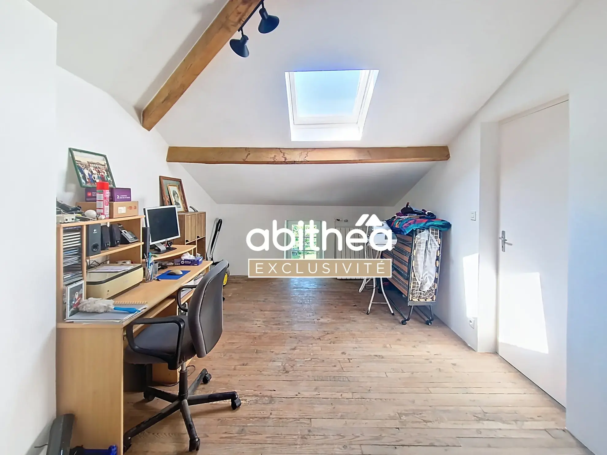 Maison charentaise de 4 chambres avec potentiel professionnel à Nieul-le-Virouil 