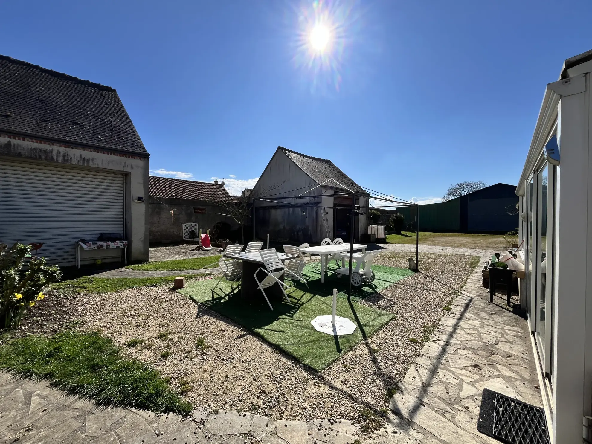 Maison de village à vendre à Concriers, proche de Mer (41500), grand terrain et dépendances