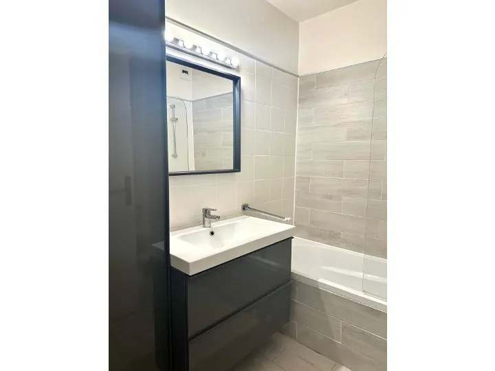 Appartement T2 de 38 m² avec balcon, cave et garage à Marseille 8ème proche Prado 