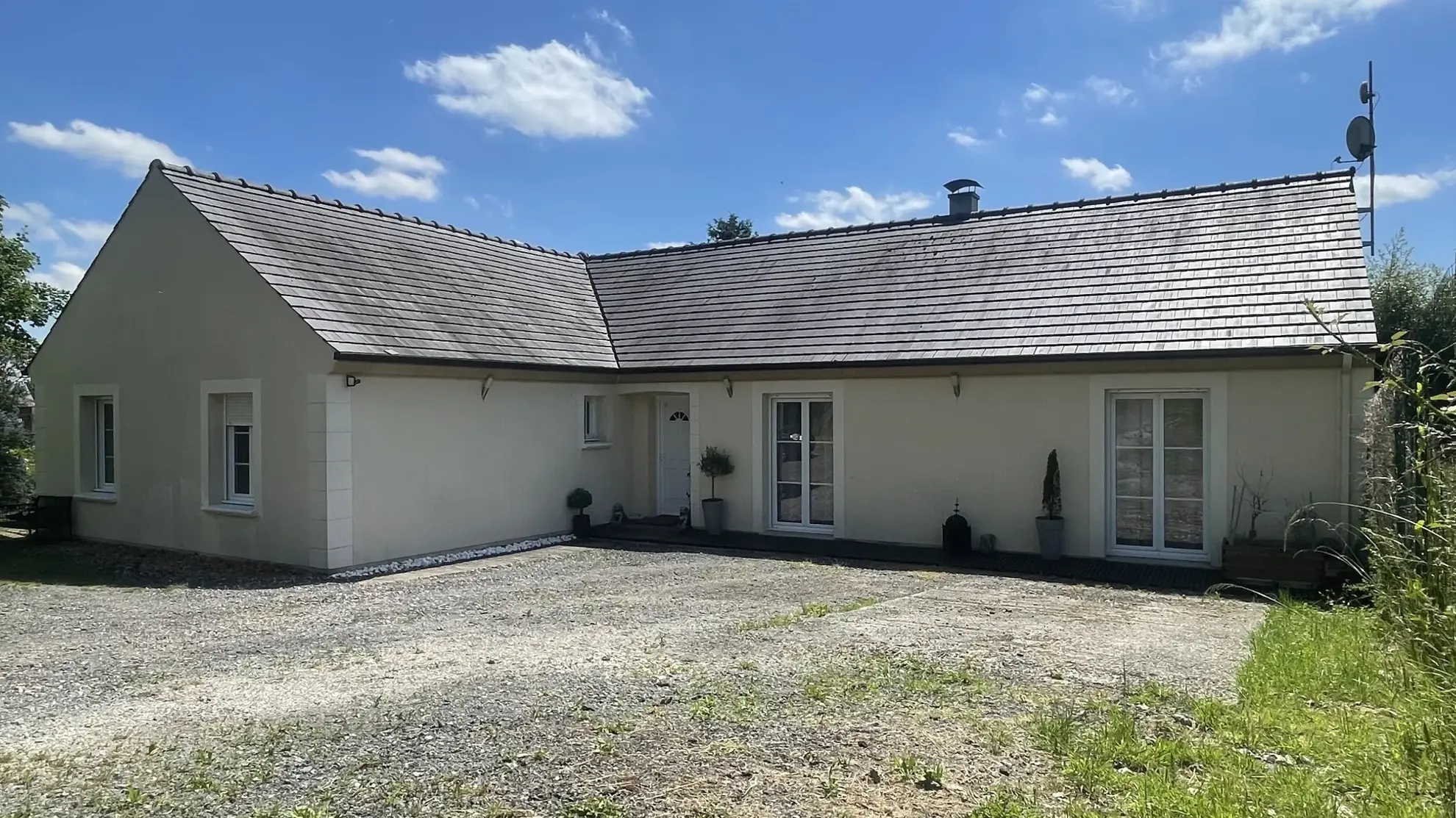 Pavillon de 4 chambres avec grand jardin, calme proche Noyon et Chauny 