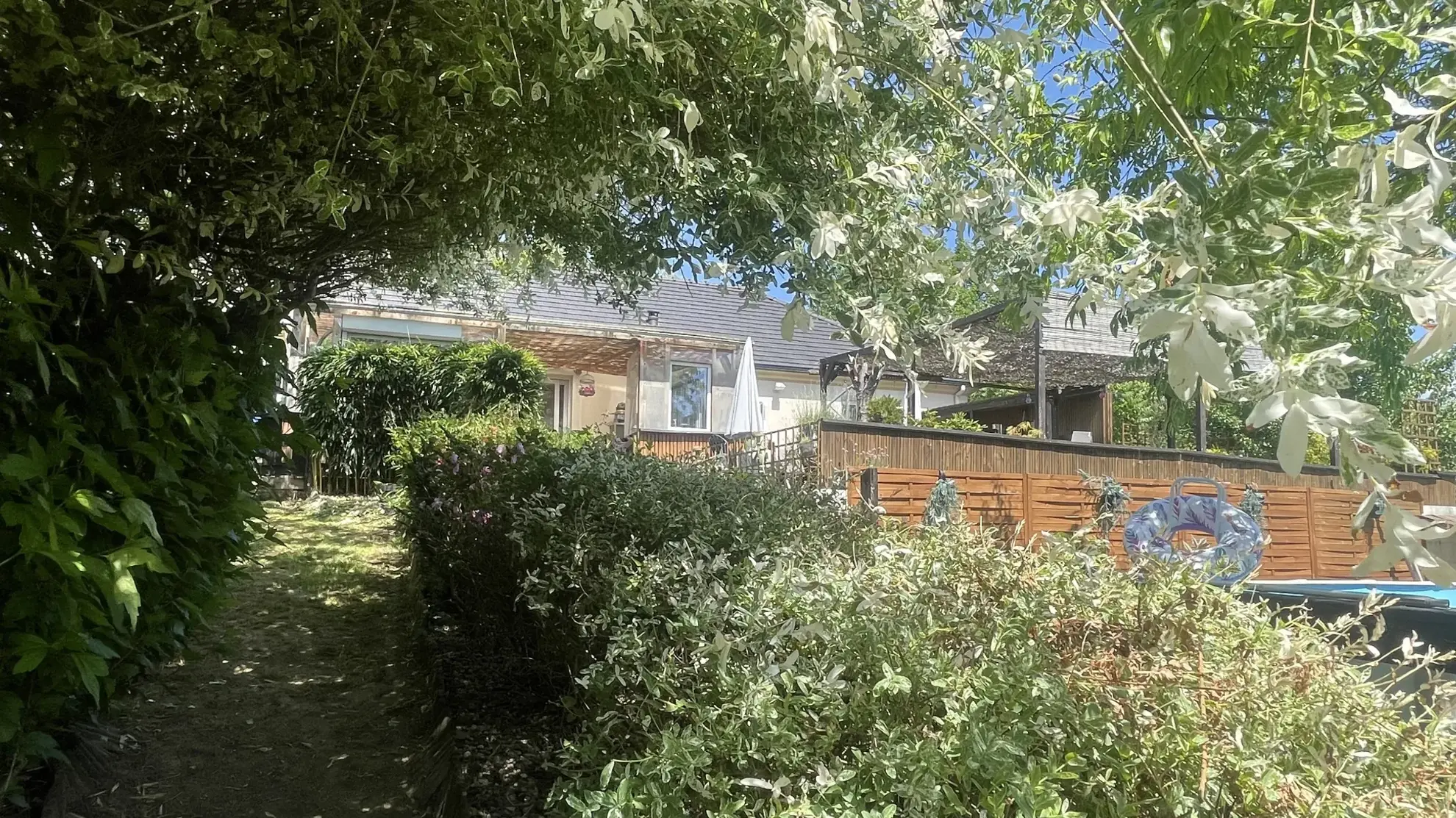 Pavillon de 4 chambres avec grand jardin, calme proche Noyon et Chauny 