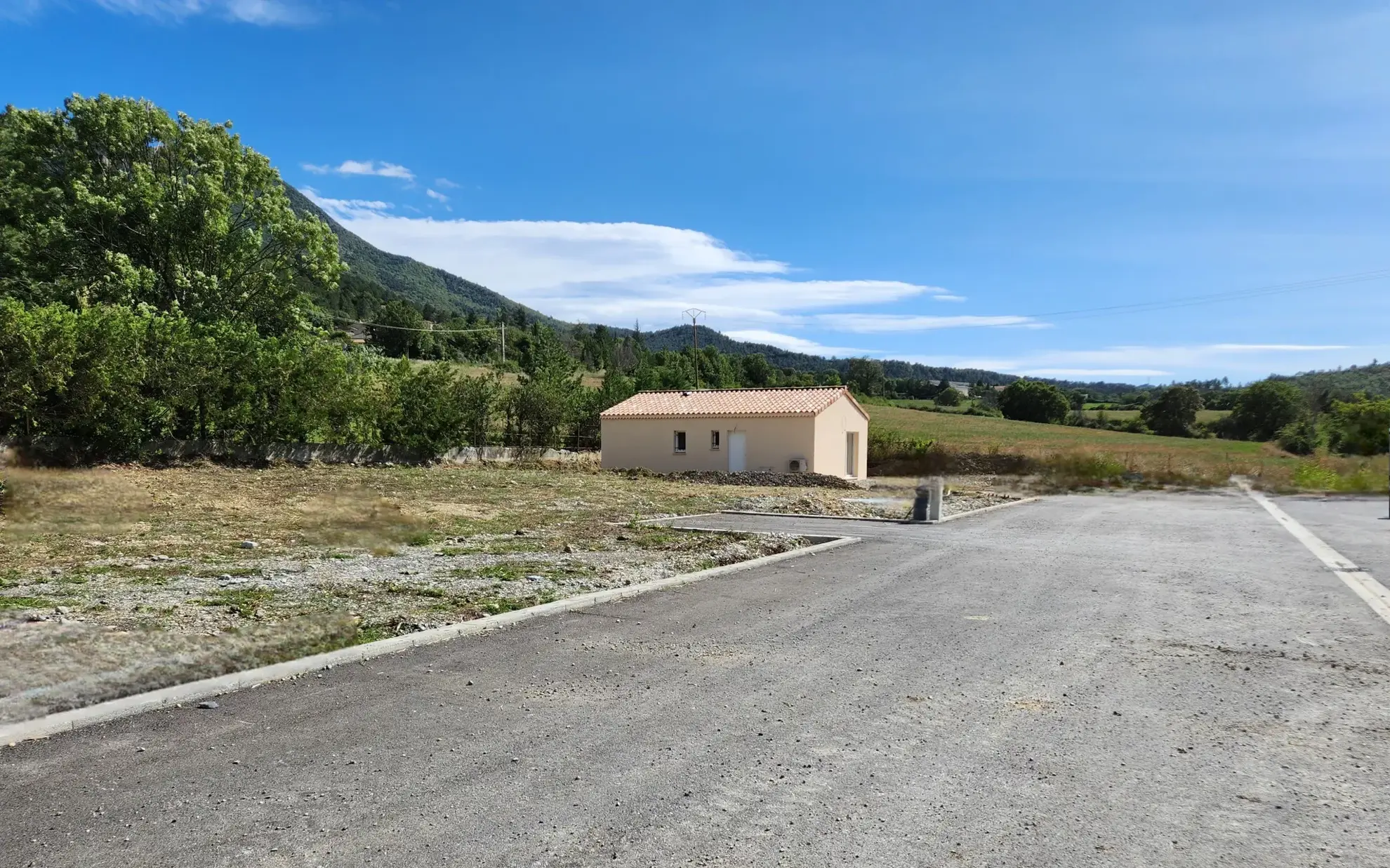 Terrain constructible de 473 m² à Digne-les-Bains – Lotissement résidentiel, vue sur la montagne 