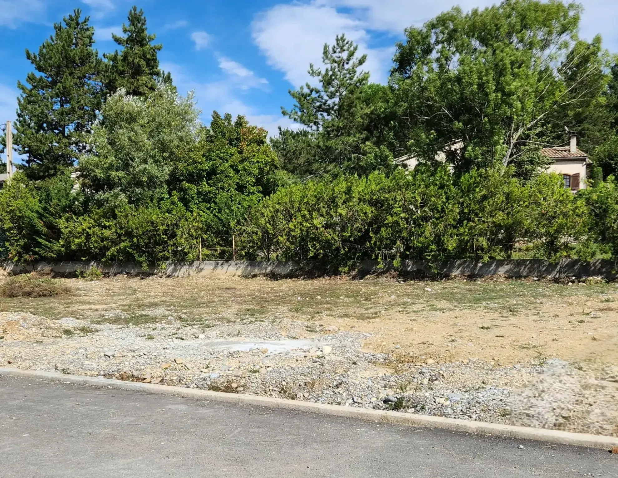 Terrain constructible de 473 m² à Digne-les-Bains – Lotissement résidentiel, vue sur la montagne 