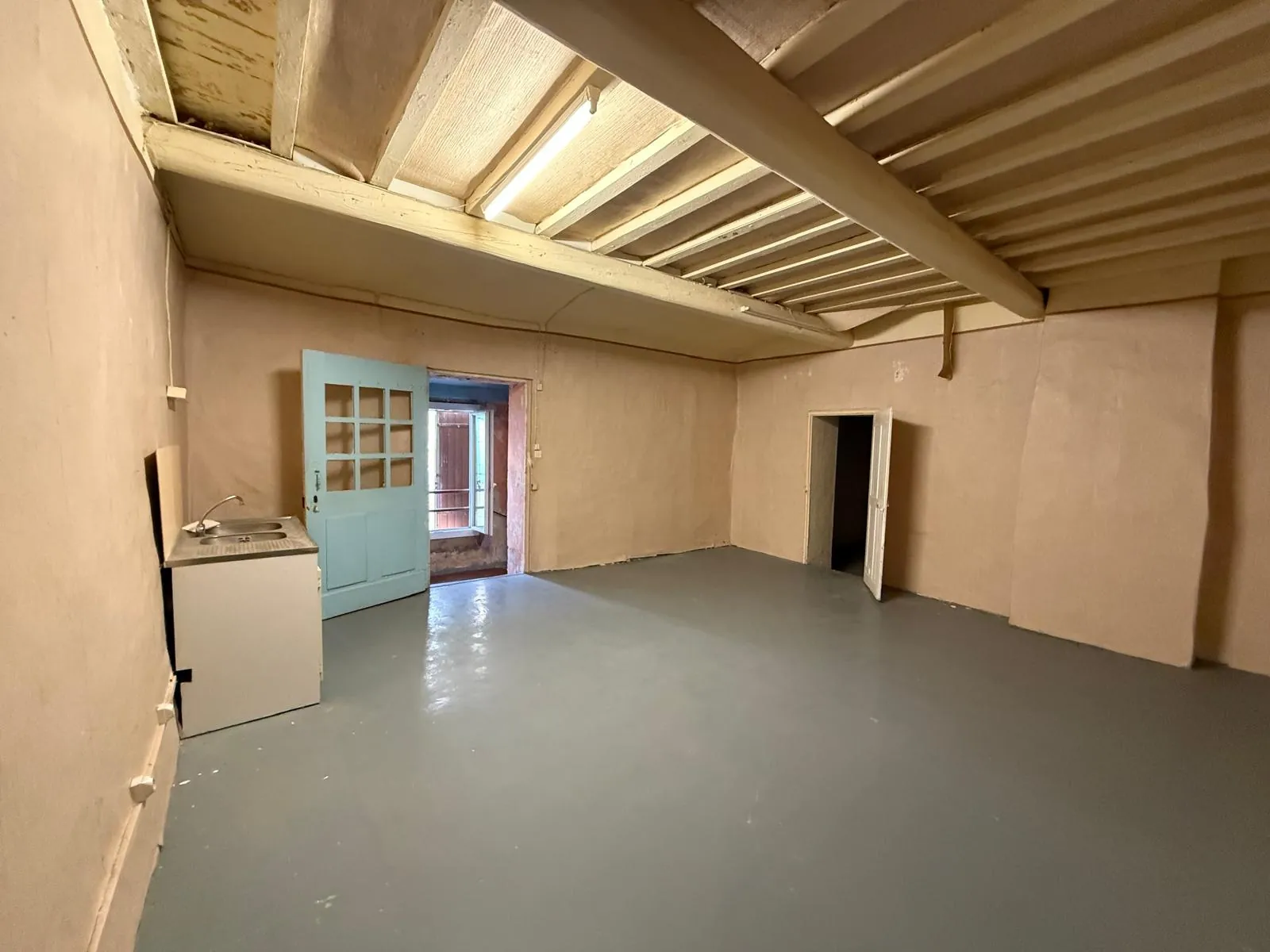 Immeuble à Mouriès avec local commercial et logement à rénover dans les Alpilles 