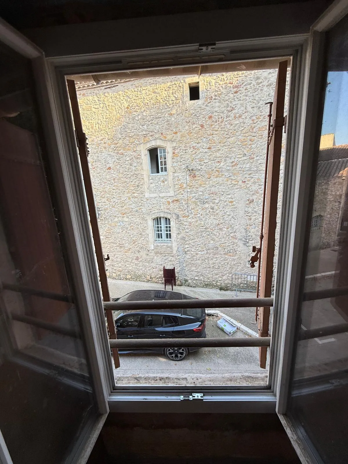 Immeuble à Mouriès avec local commercial et logement à rénover dans les Alpilles 