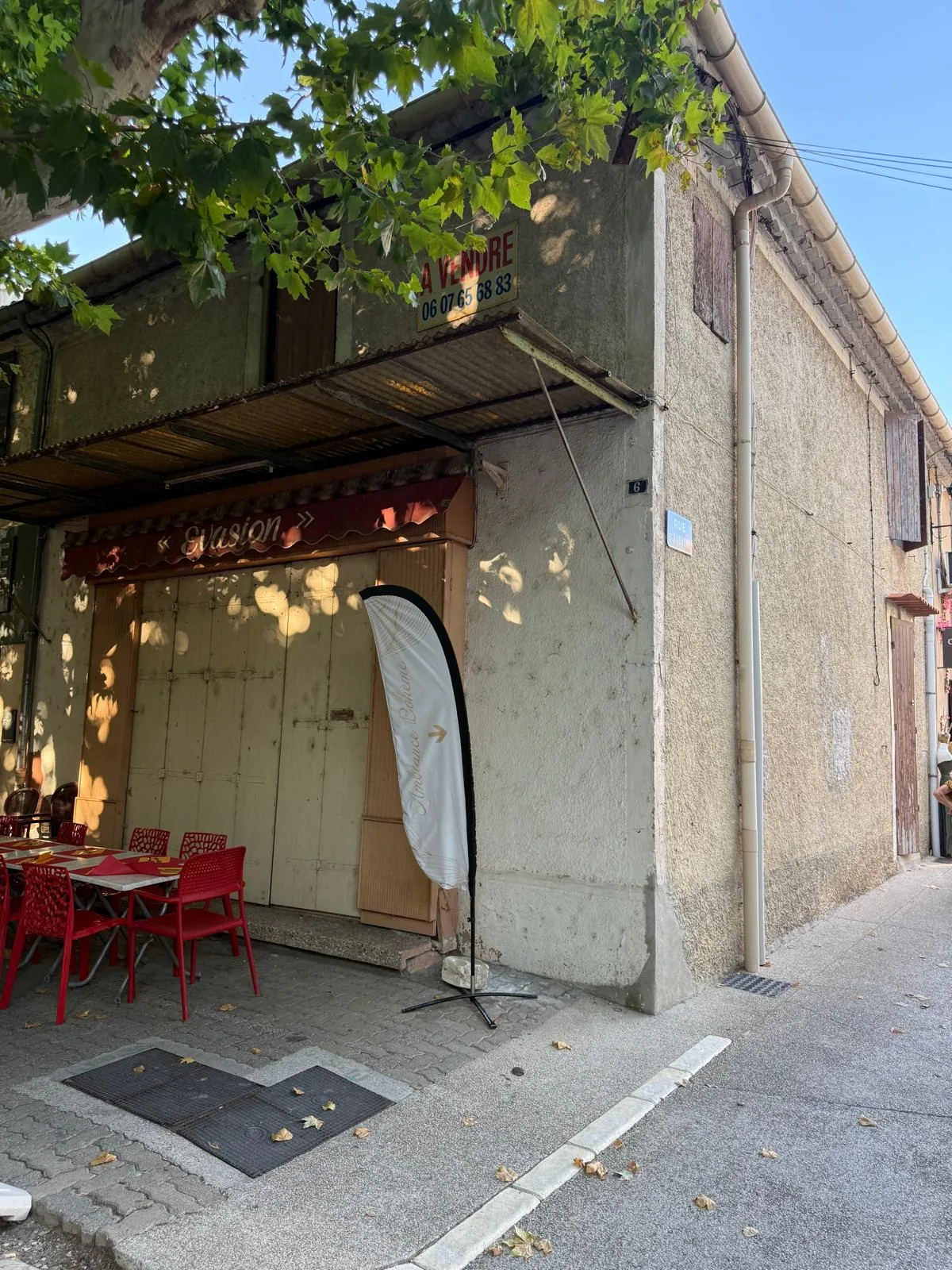 Immeuble à Mouriès avec local commercial et logement à rénover dans les Alpilles 