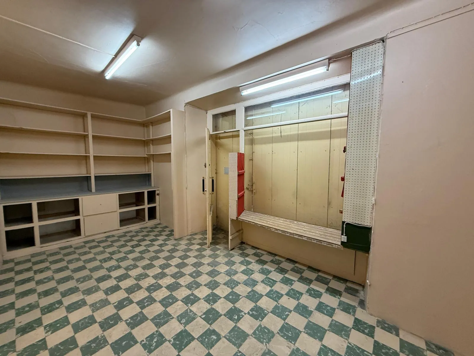 Immeuble à Mouriès avec local commercial et logement à rénover dans les Alpilles 