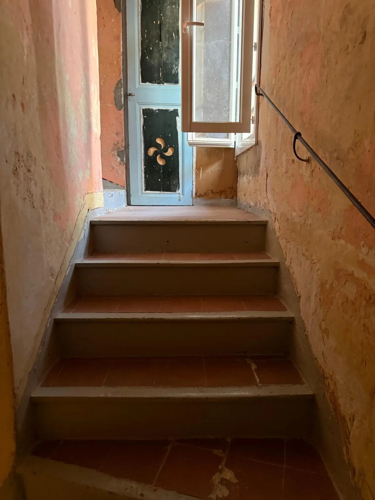 Immeuble à Mouriès avec local commercial et logement à rénover dans les Alpilles 