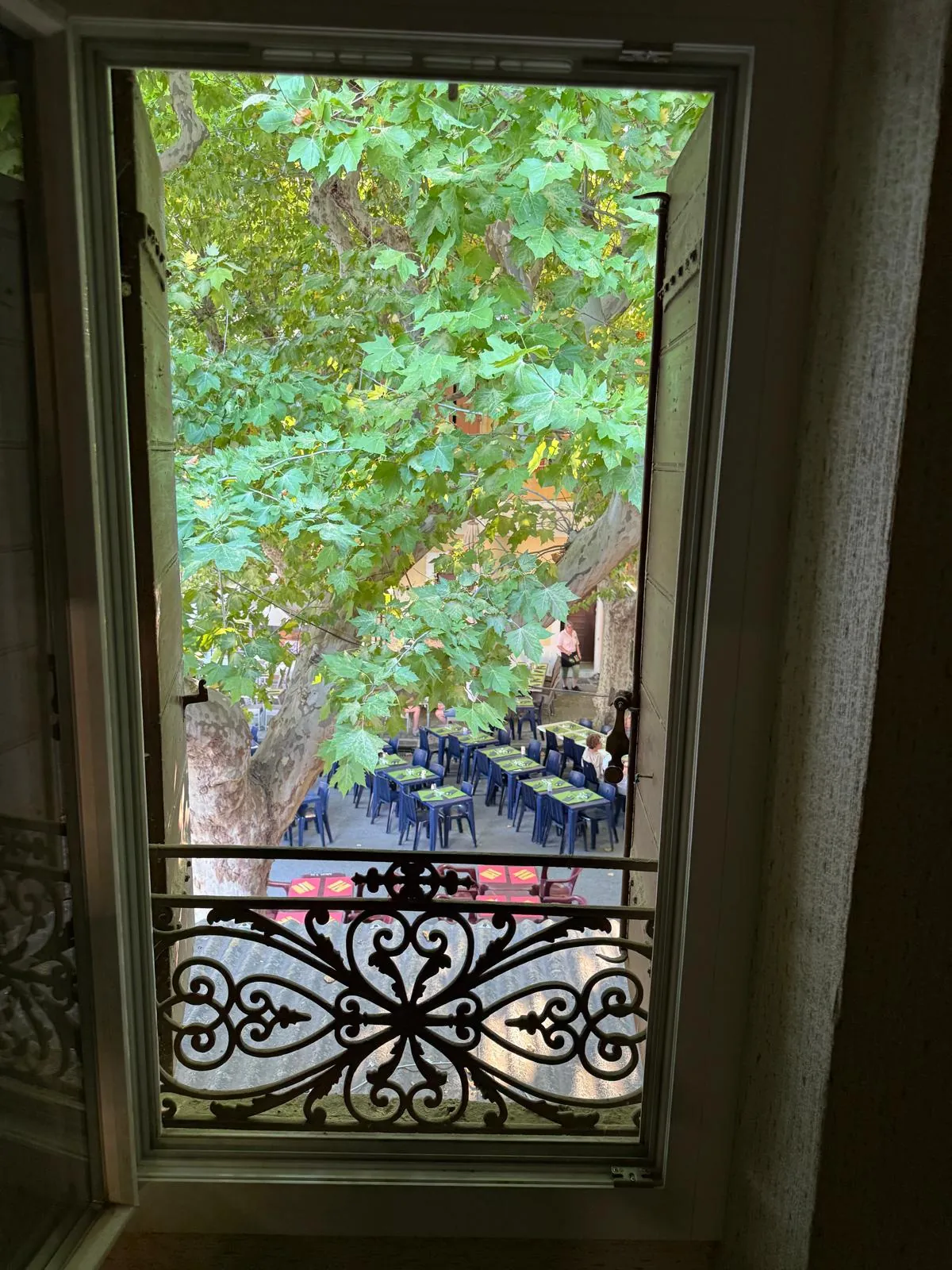 Immeuble à Mouriès avec local commercial et logement à rénover dans les Alpilles 