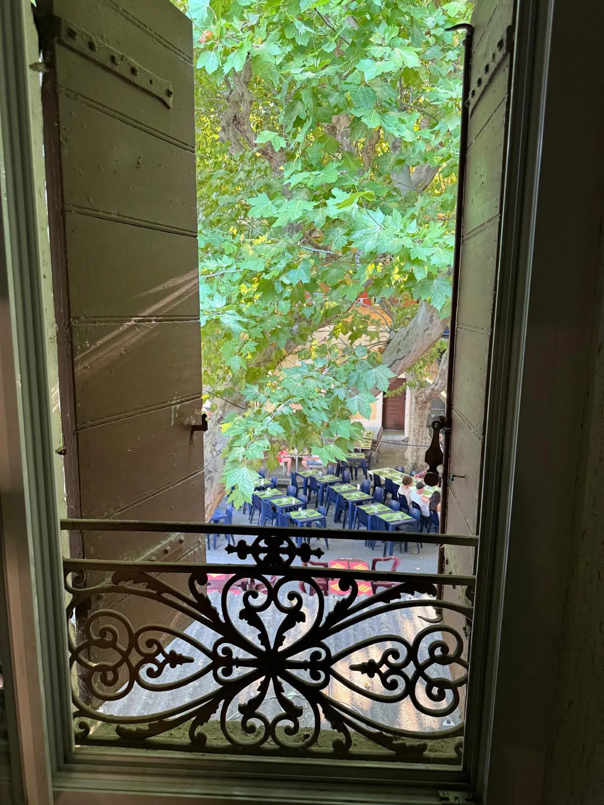 Immeuble à Mouriès avec local commercial et logement à rénover dans les Alpilles 