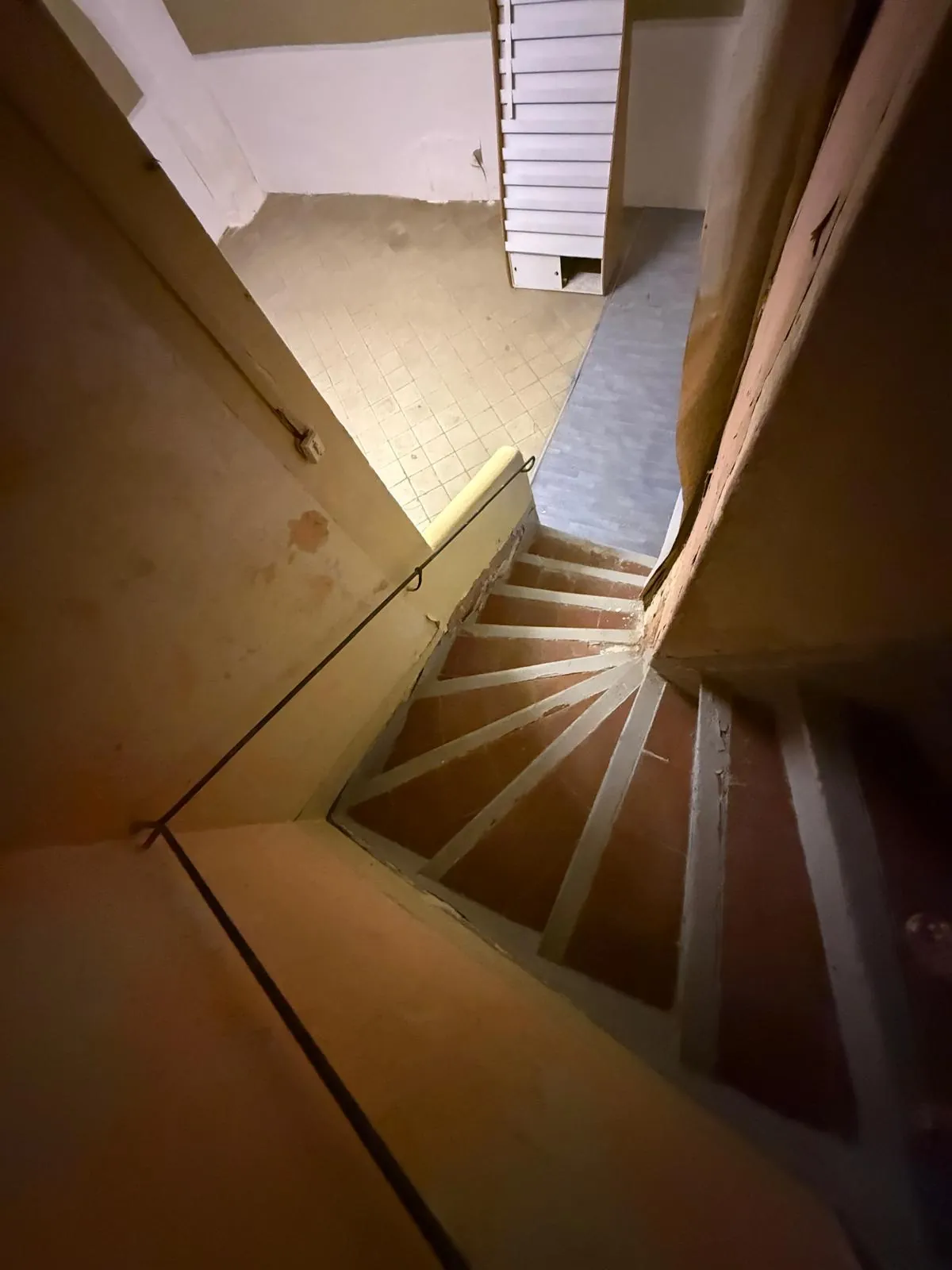 Immeuble à Mouriès avec local commercial et logement à rénover dans les Alpilles 