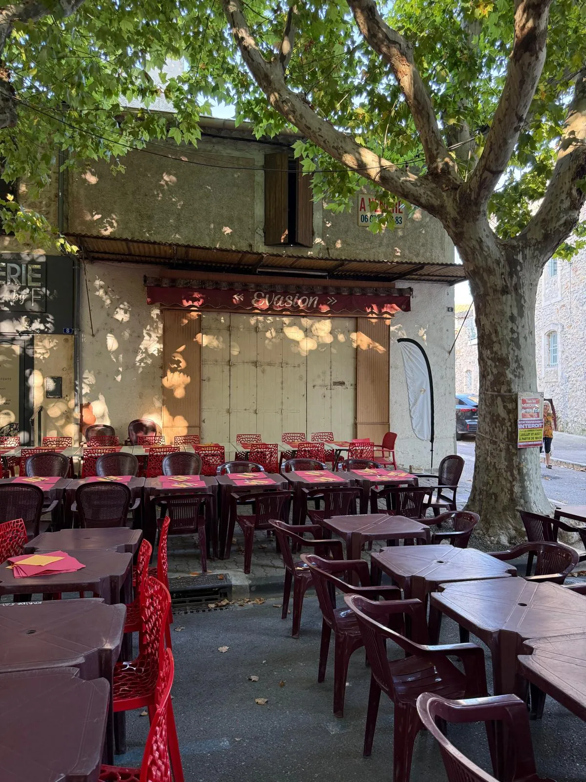 Immeuble à Mouriès avec local commercial et logement à rénover dans les Alpilles