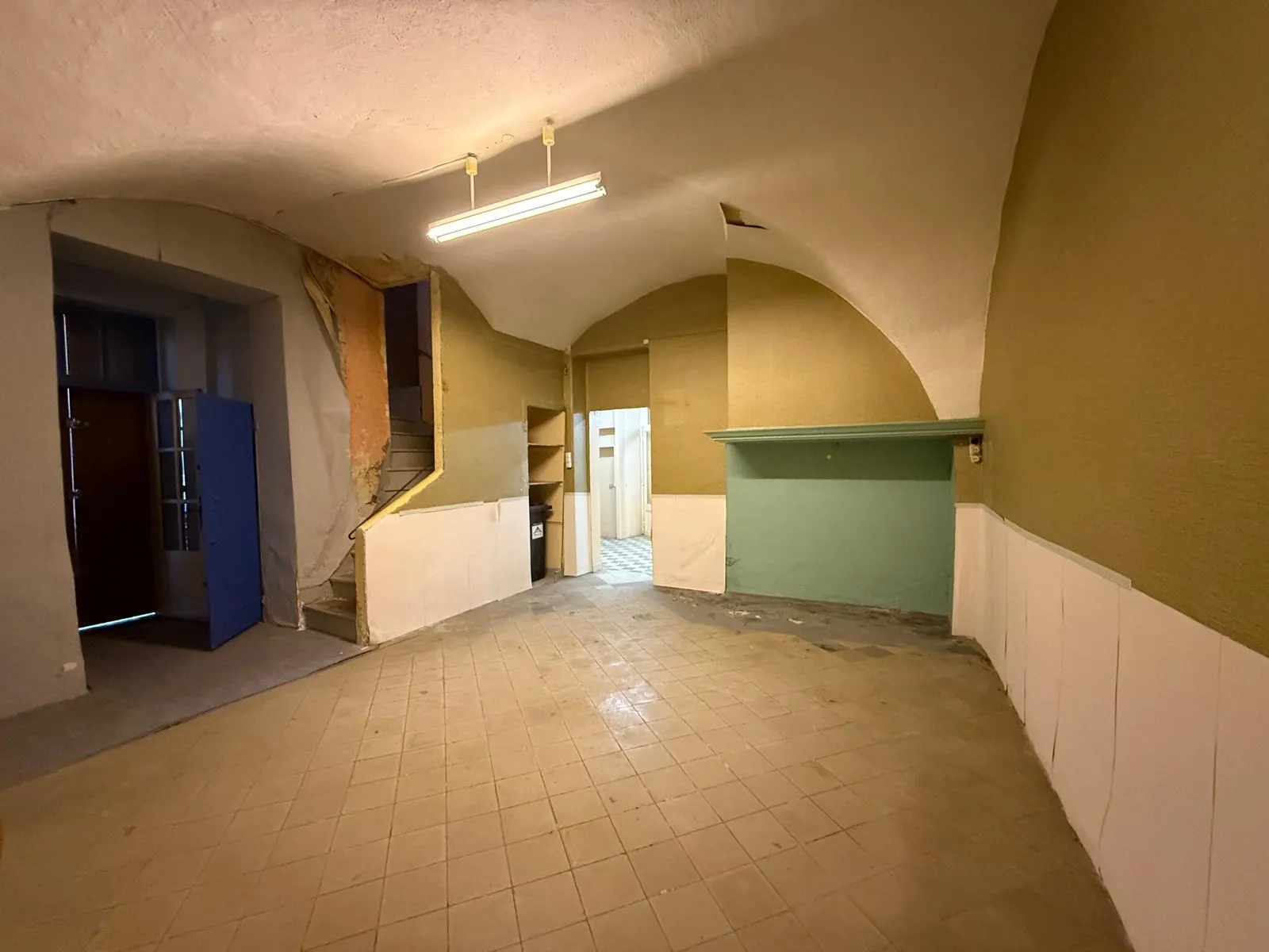 Immeuble à Mouriès avec local commercial et logement à rénover dans les Alpilles 