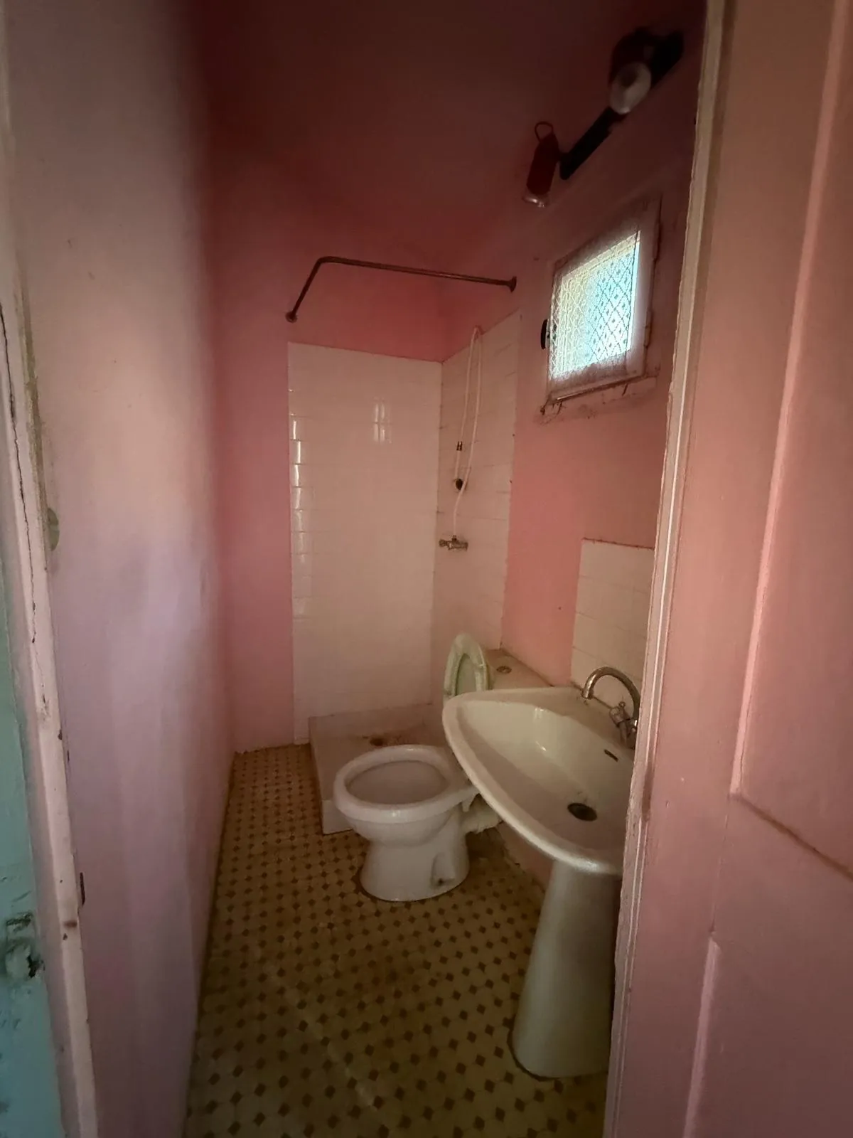 Immeuble à Mouriès avec local commercial et logement à rénover dans les Alpilles 