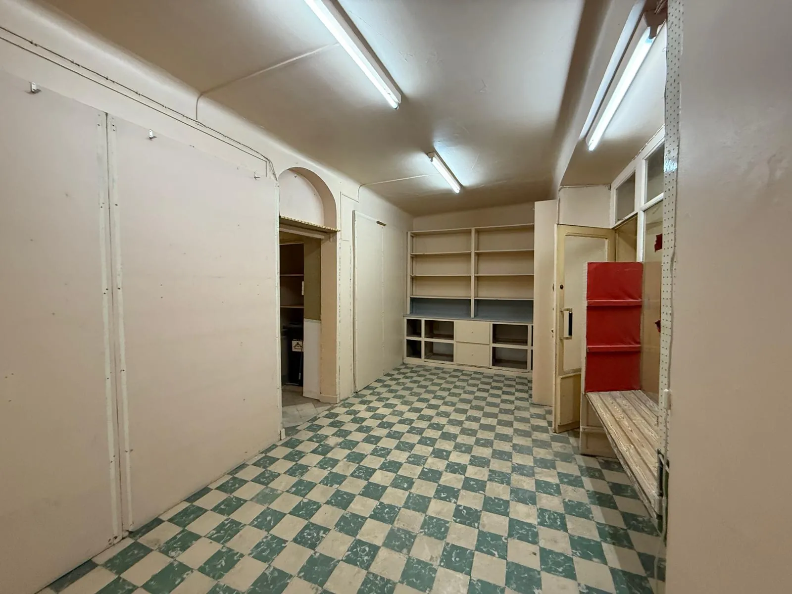 Immeuble à Mouriès avec local commercial et logement à rénover dans les Alpilles 