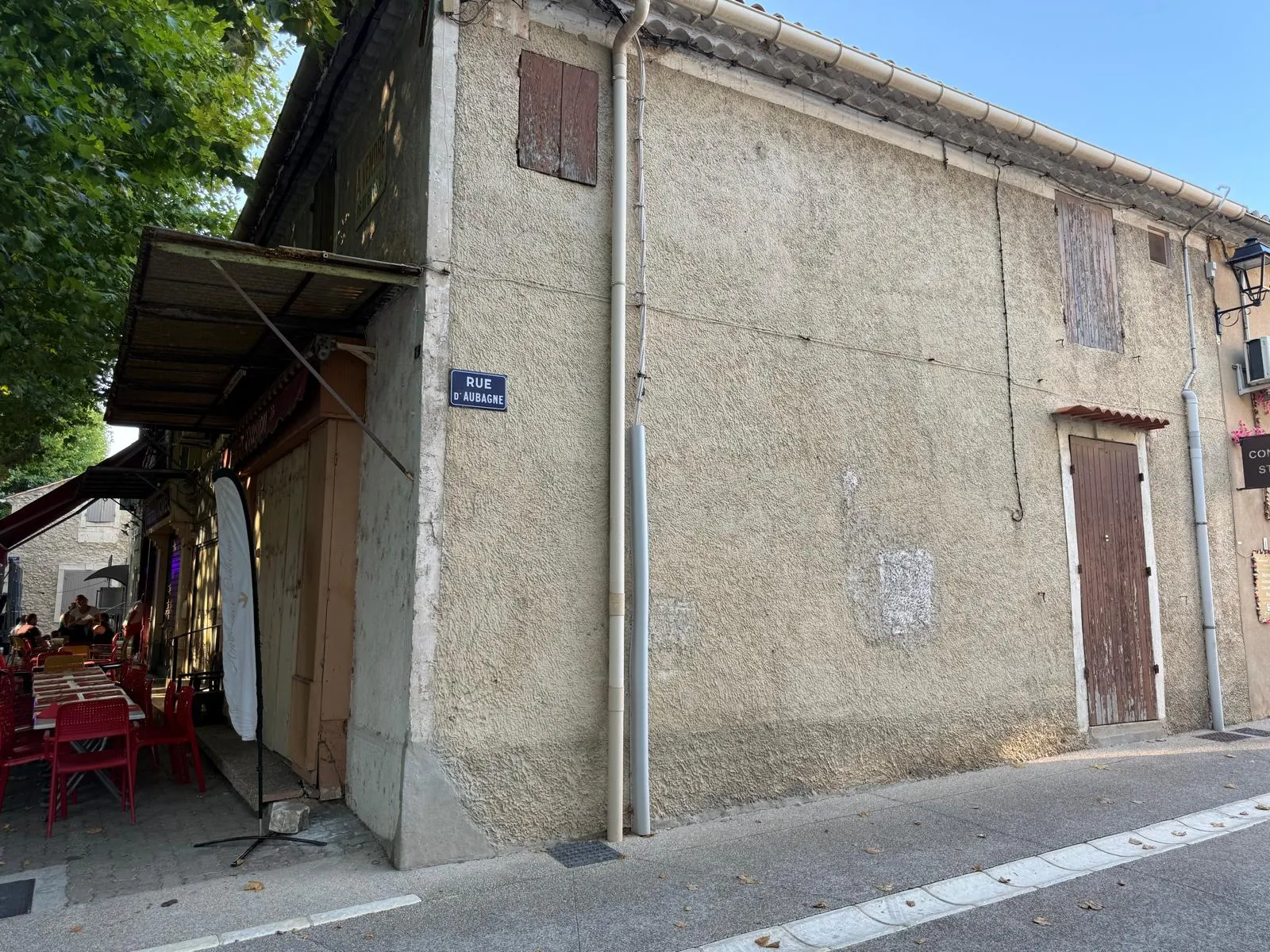 Immeuble à Mouriès avec local commercial et logement à rénover dans les Alpilles 