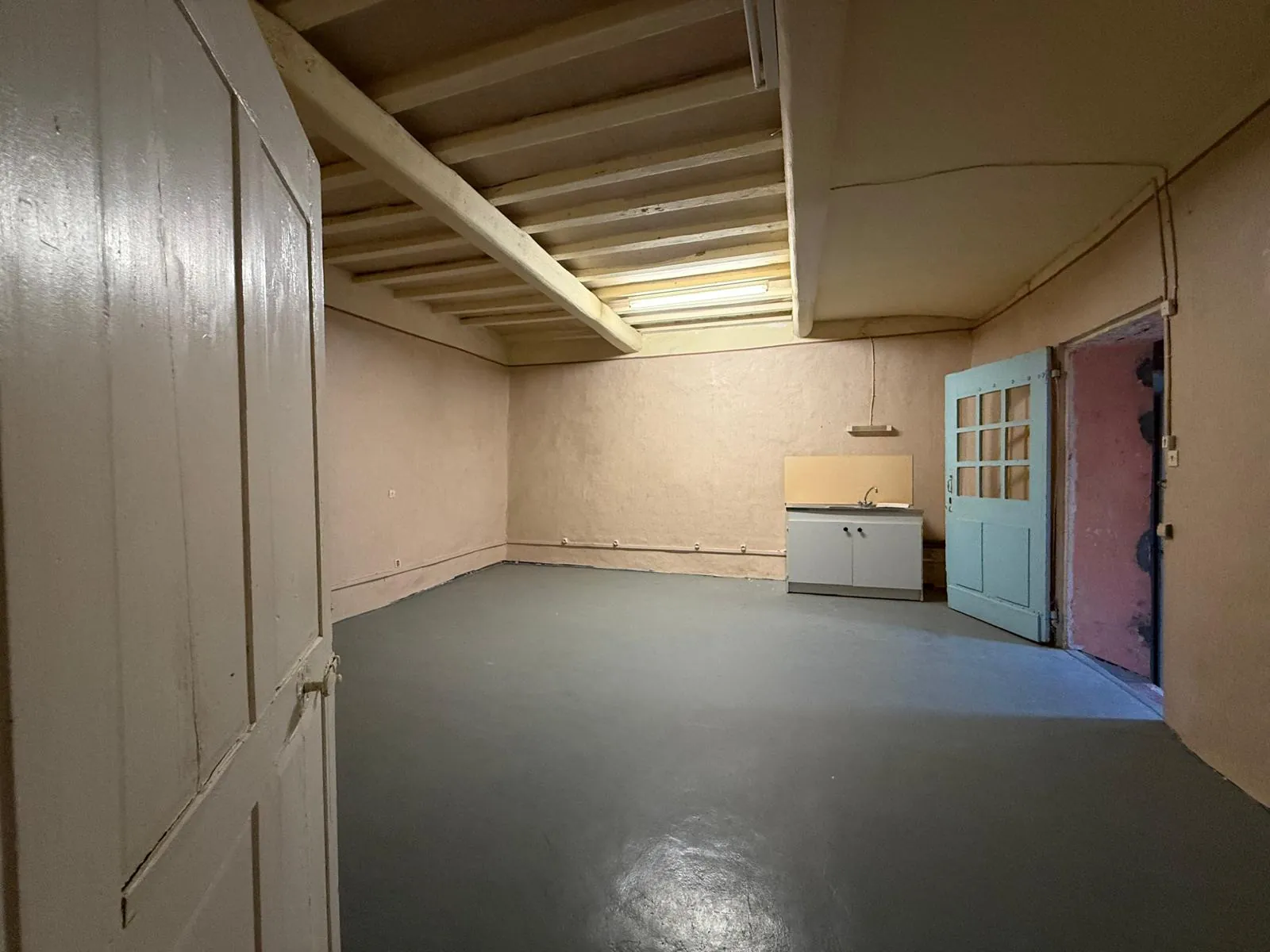 Immeuble à Mouriès avec local commercial et logement à rénover dans les Alpilles 