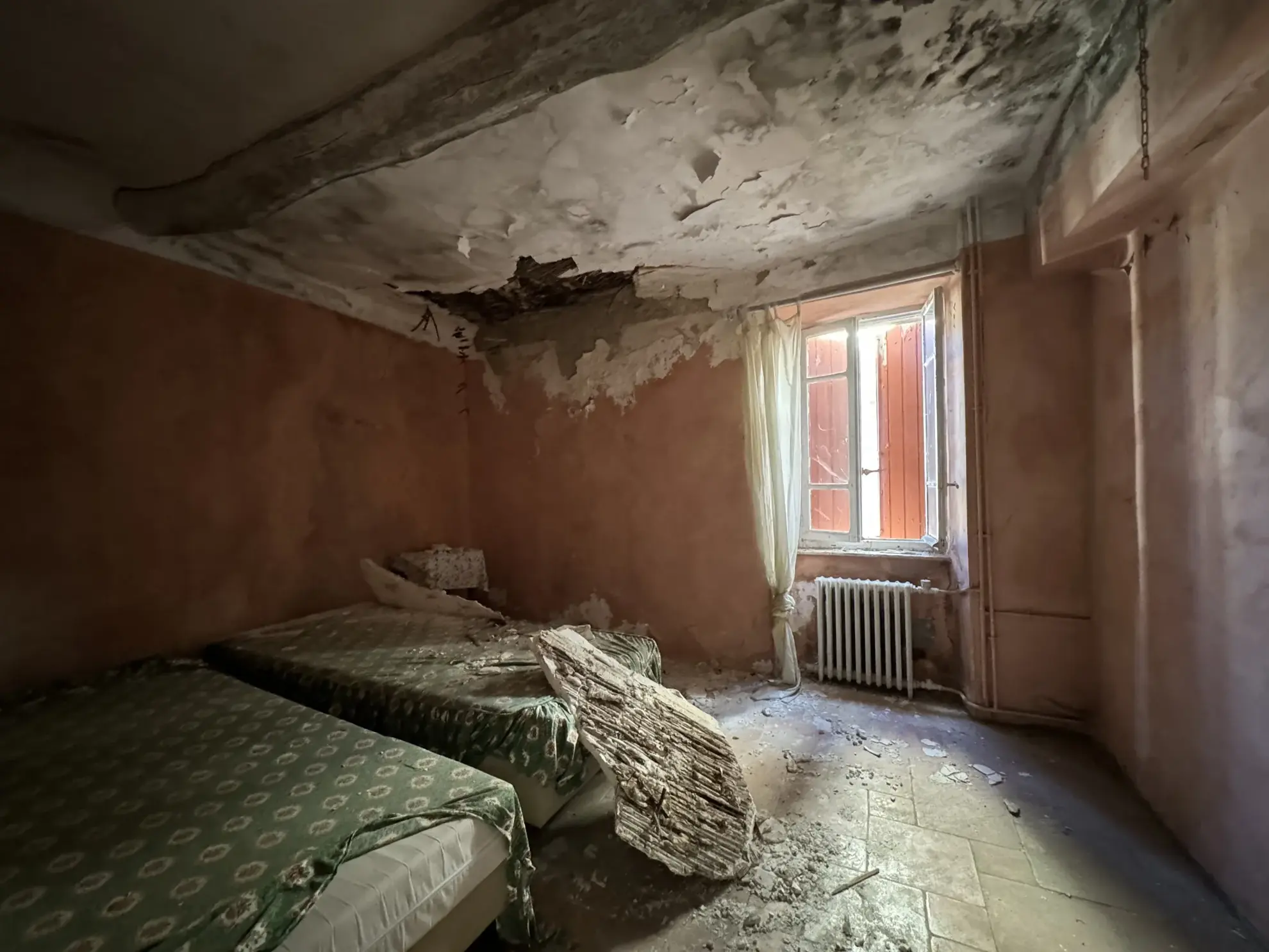 Immeuble à rénover au centre-ville de Saint Jean du Gard, 580 m², potentiel appartements, prix attractif 