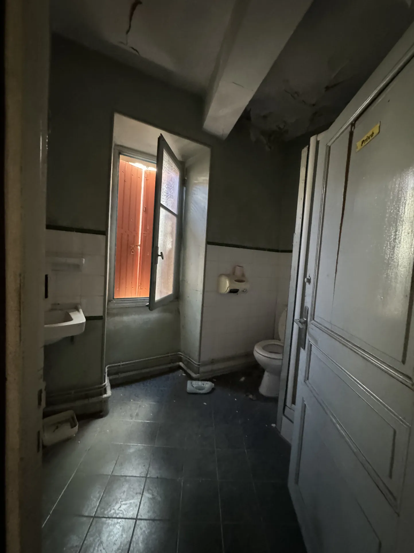 Immeuble à rénover au centre-ville de Saint Jean du Gard, 580 m², potentiel appartements, prix attractif 