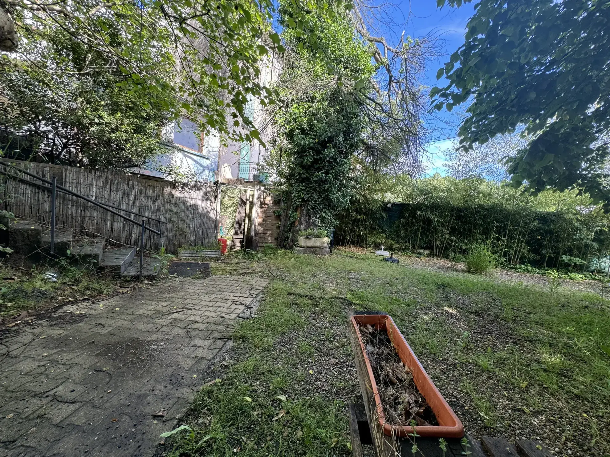 Immeuble à rénover au centre-ville de Saint Jean du Gard, 580 m², potentiel appartements, prix attractif 