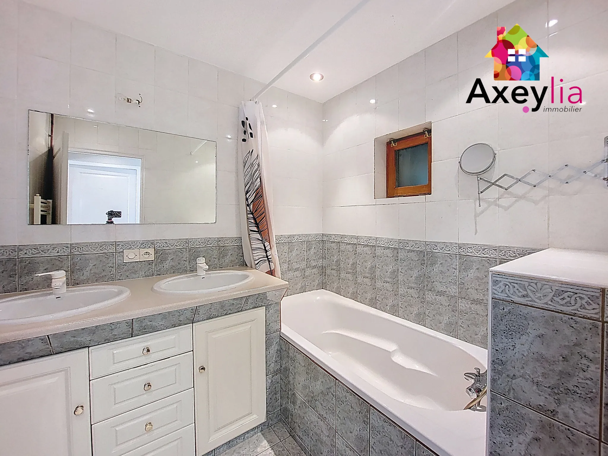 Maison rénovée 4 chambres avec garage et terrasse sud à Saint Denis de Cabanne 