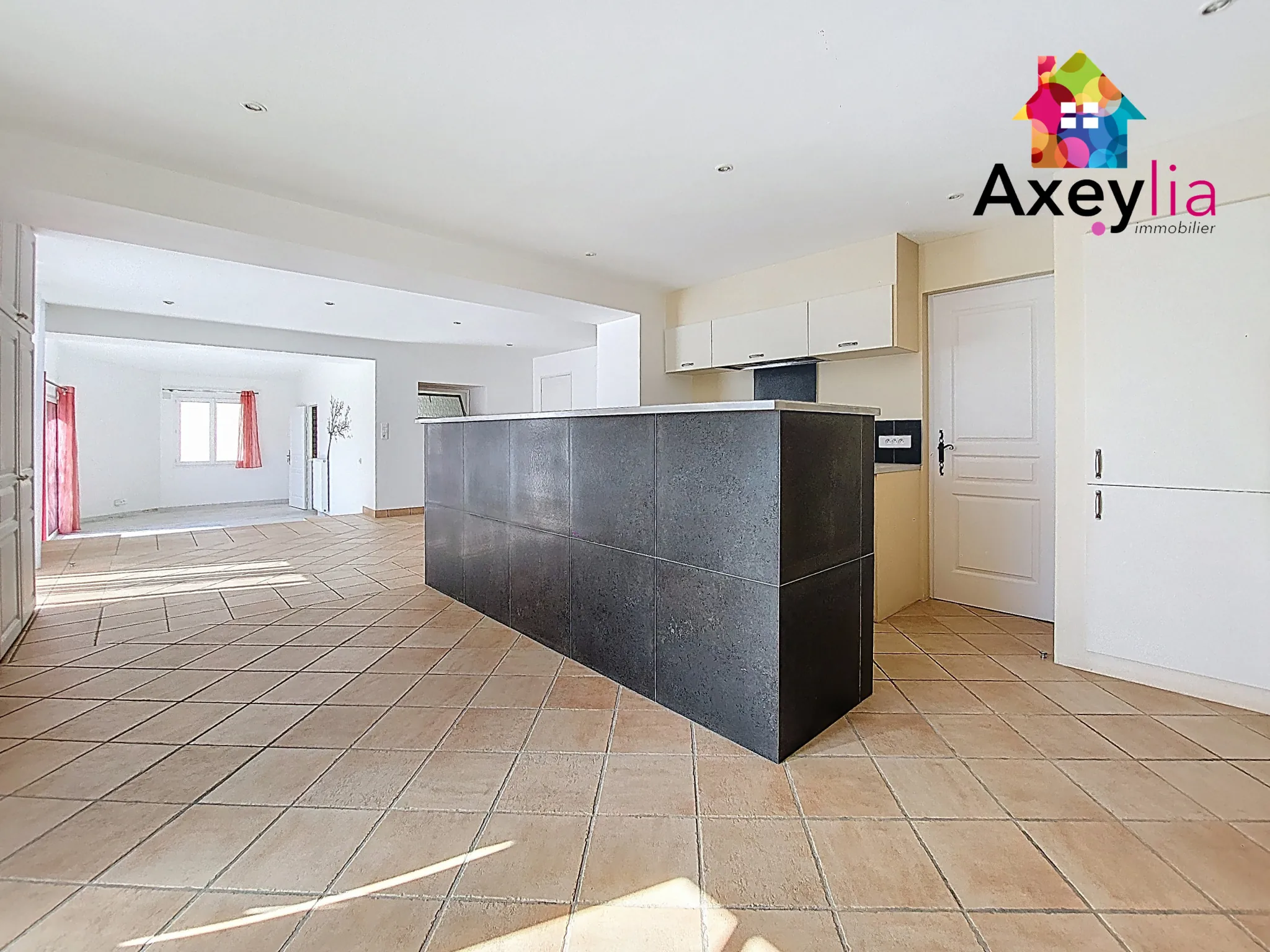 Maison rénovée 4 chambres avec garage et terrasse sud à Saint Denis de Cabanne 