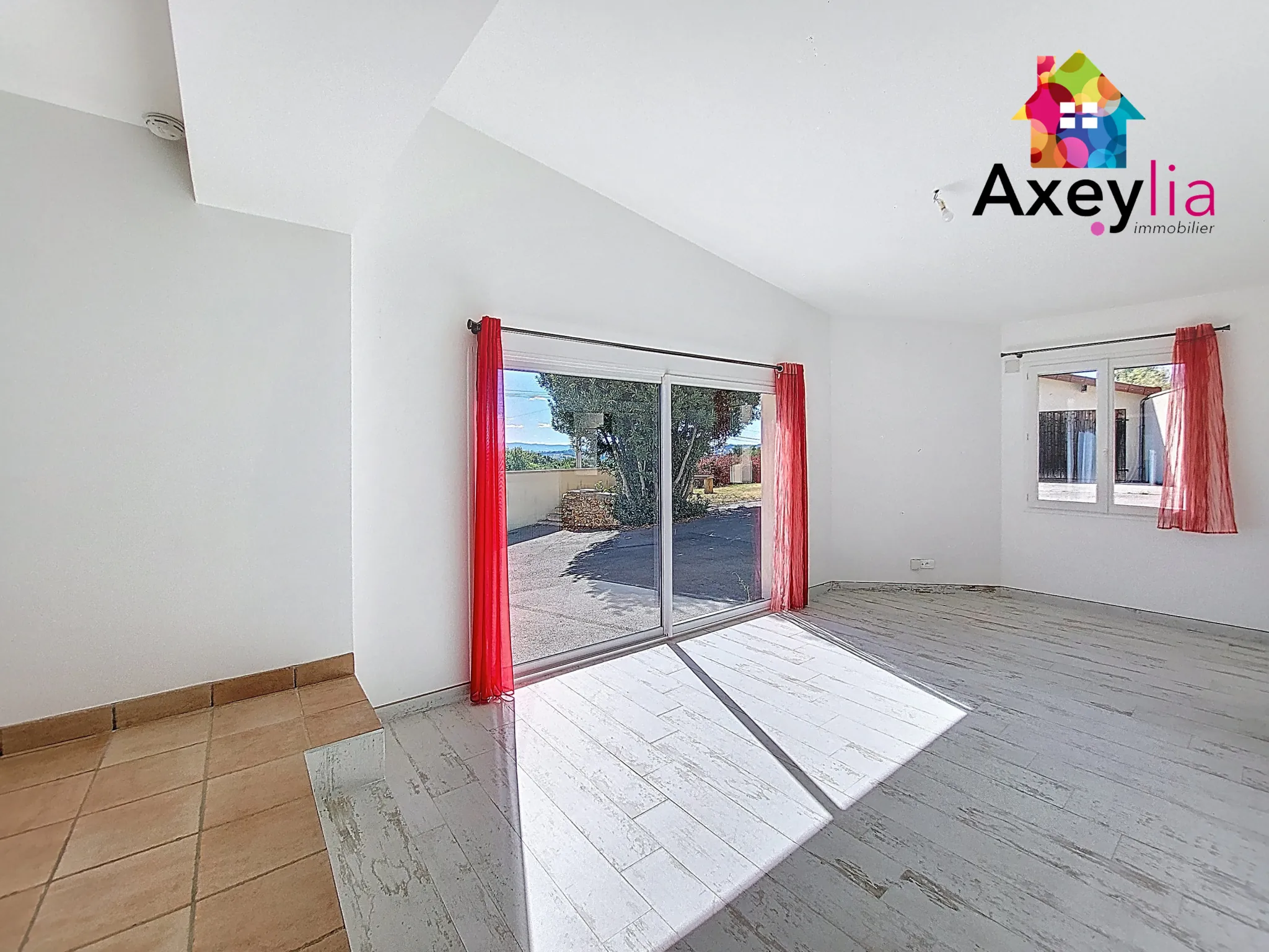 Maison rénovée 4 chambres avec garage et terrasse sud à Saint Denis de Cabanne 