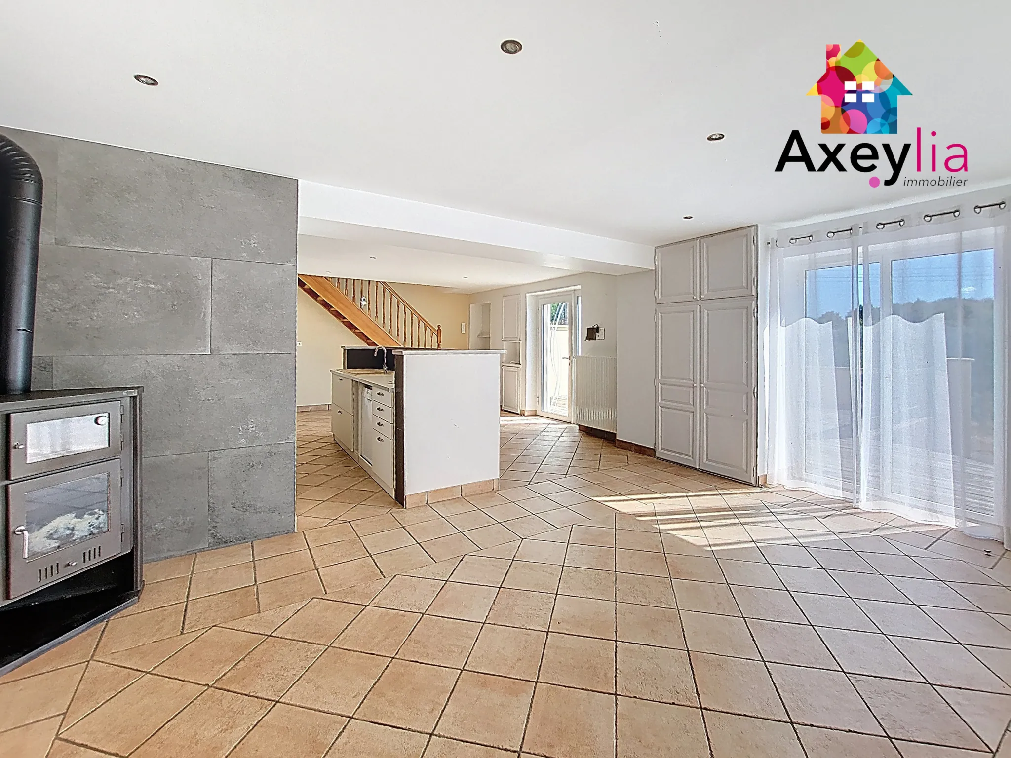 Maison rénovée 4 chambres avec garage et terrasse sud à Saint Denis de Cabanne 