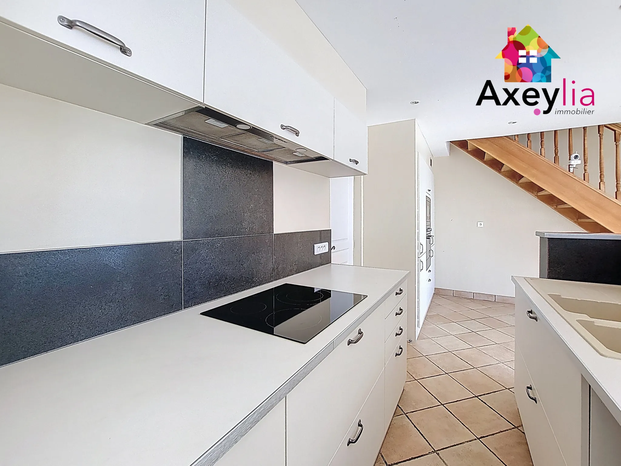 Maison rénovée 4 chambres avec garage et terrasse sud à Saint Denis de Cabanne 