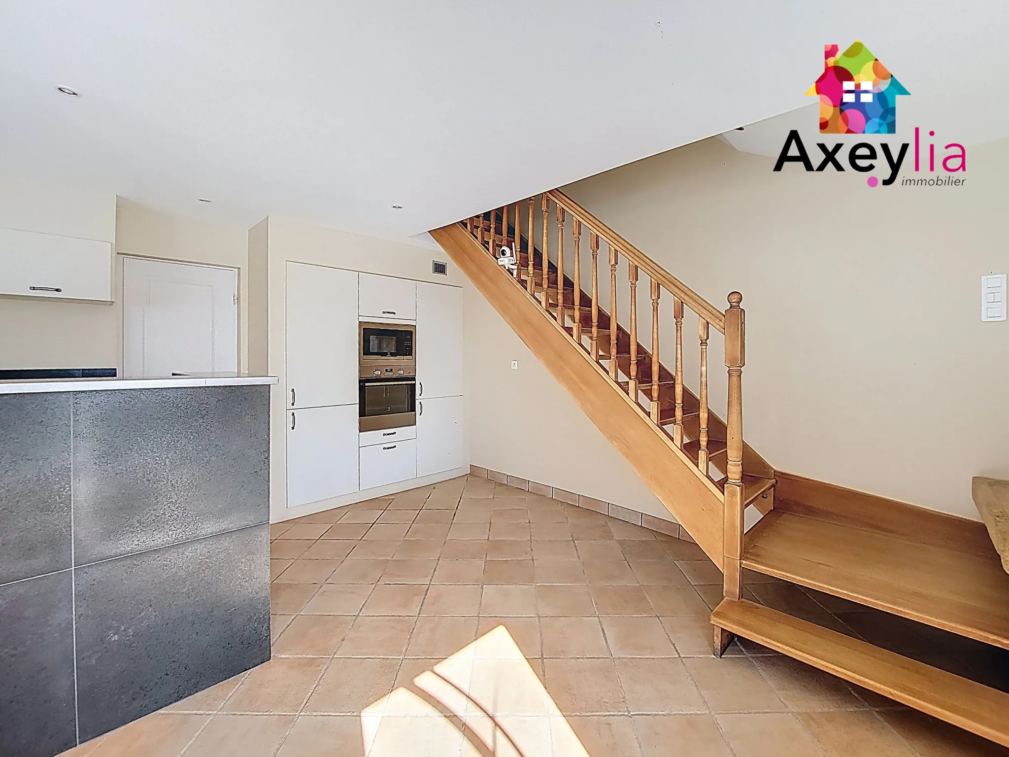 Maison rénovée 4 chambres avec garage et terrasse sud à Saint Denis de Cabanne 