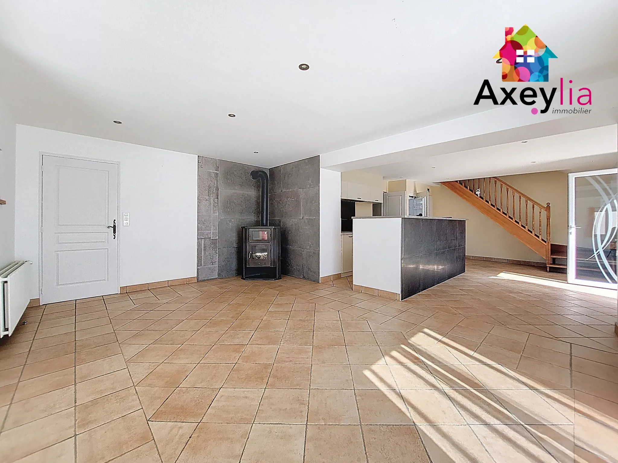 Maison rénovée 4 chambres avec garage et terrasse sud à Saint Denis de Cabanne 