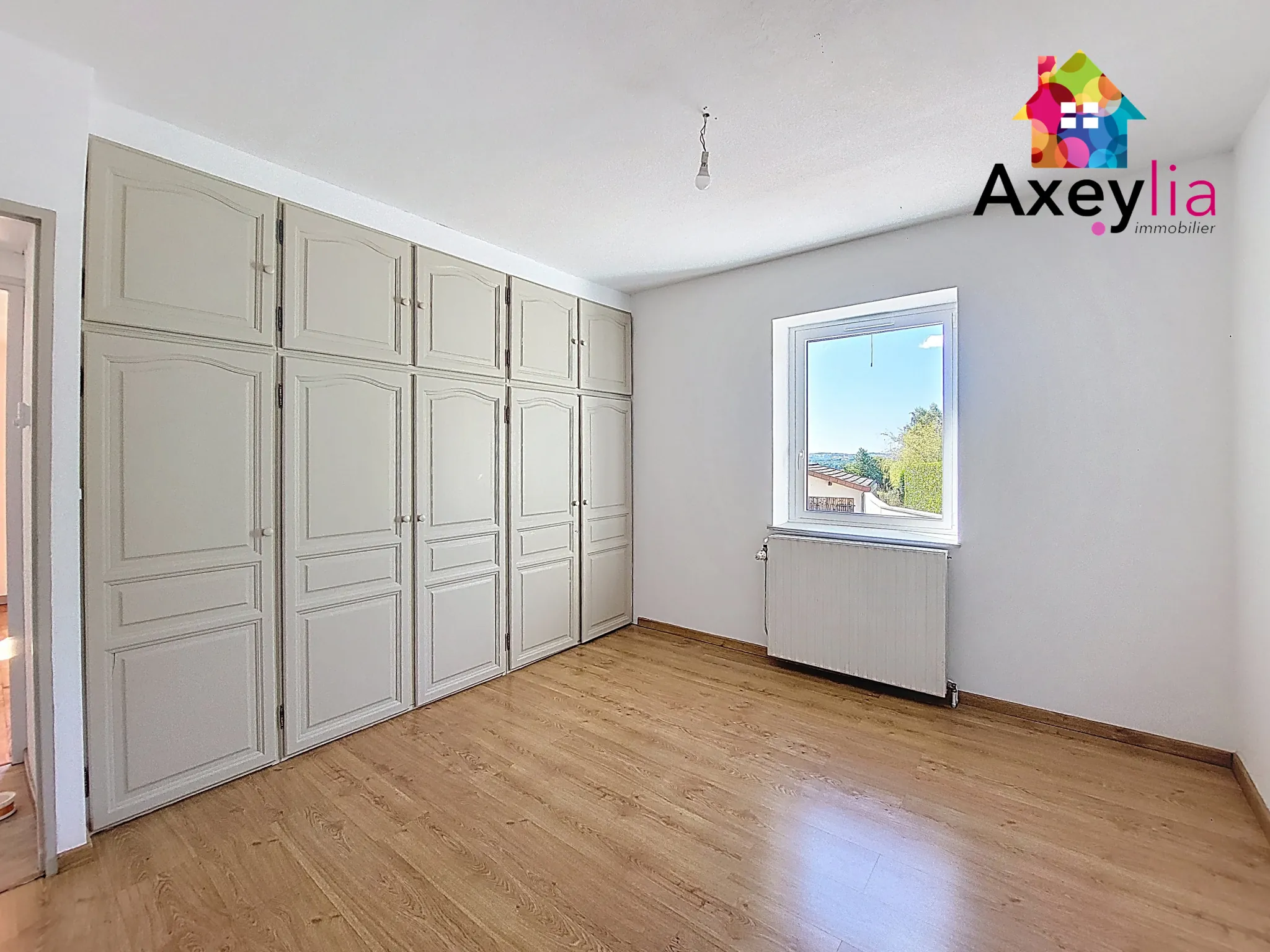 Maison rénovée 4 chambres avec garage et terrasse sud à Saint Denis de Cabanne 