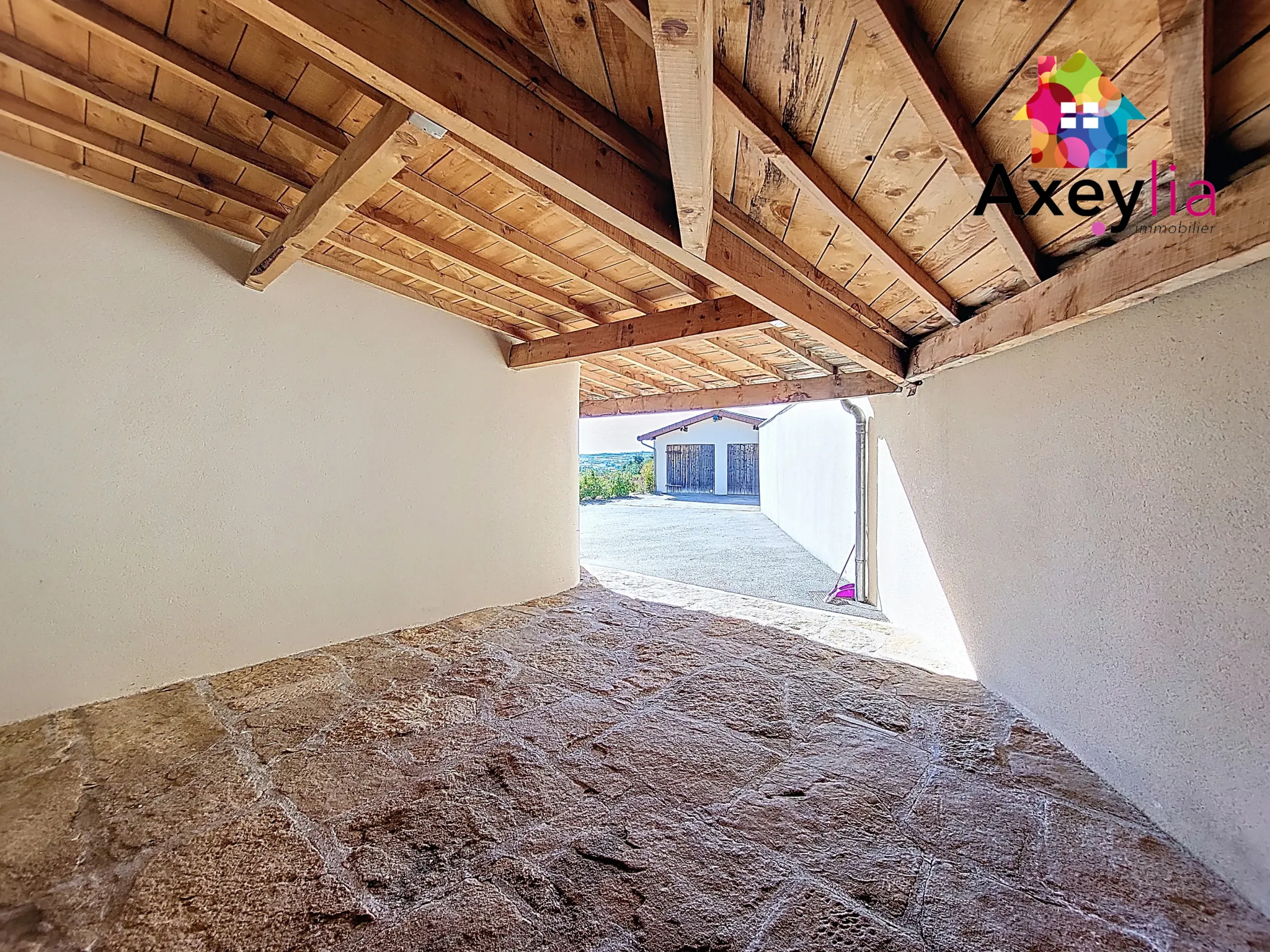 Maison rénovée 4 chambres avec garage et terrasse sud à Saint Denis de Cabanne 